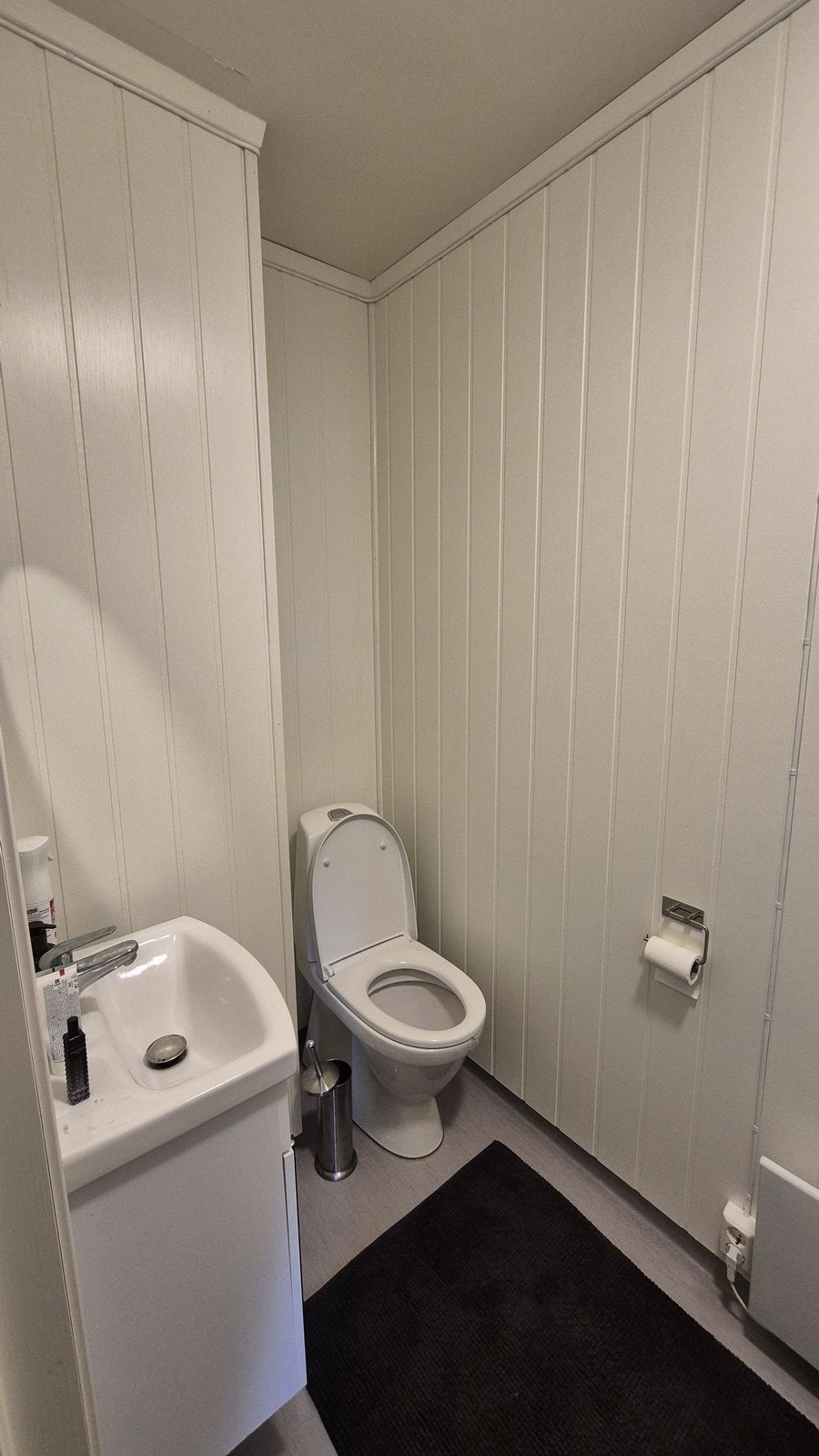 Bad 1. etasje er nylig pusset opp med nye vegger og innredning. Galleribilde