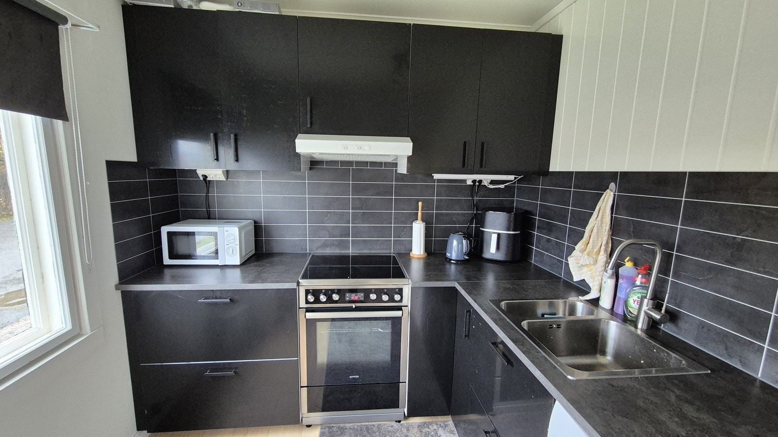 Godt med både skap og benkeplass. Galleribilde