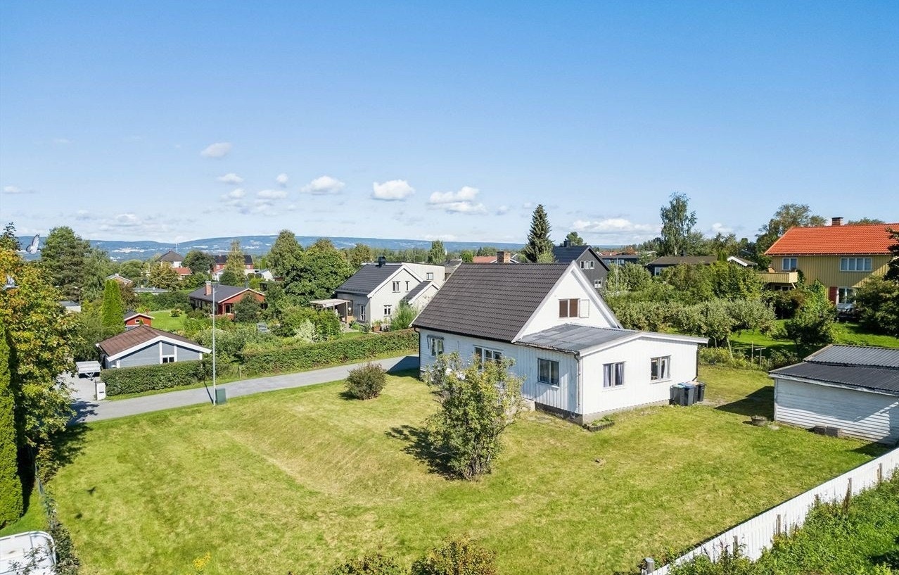 Stor eiendom med plen. Gode solforhold. Galleribilde