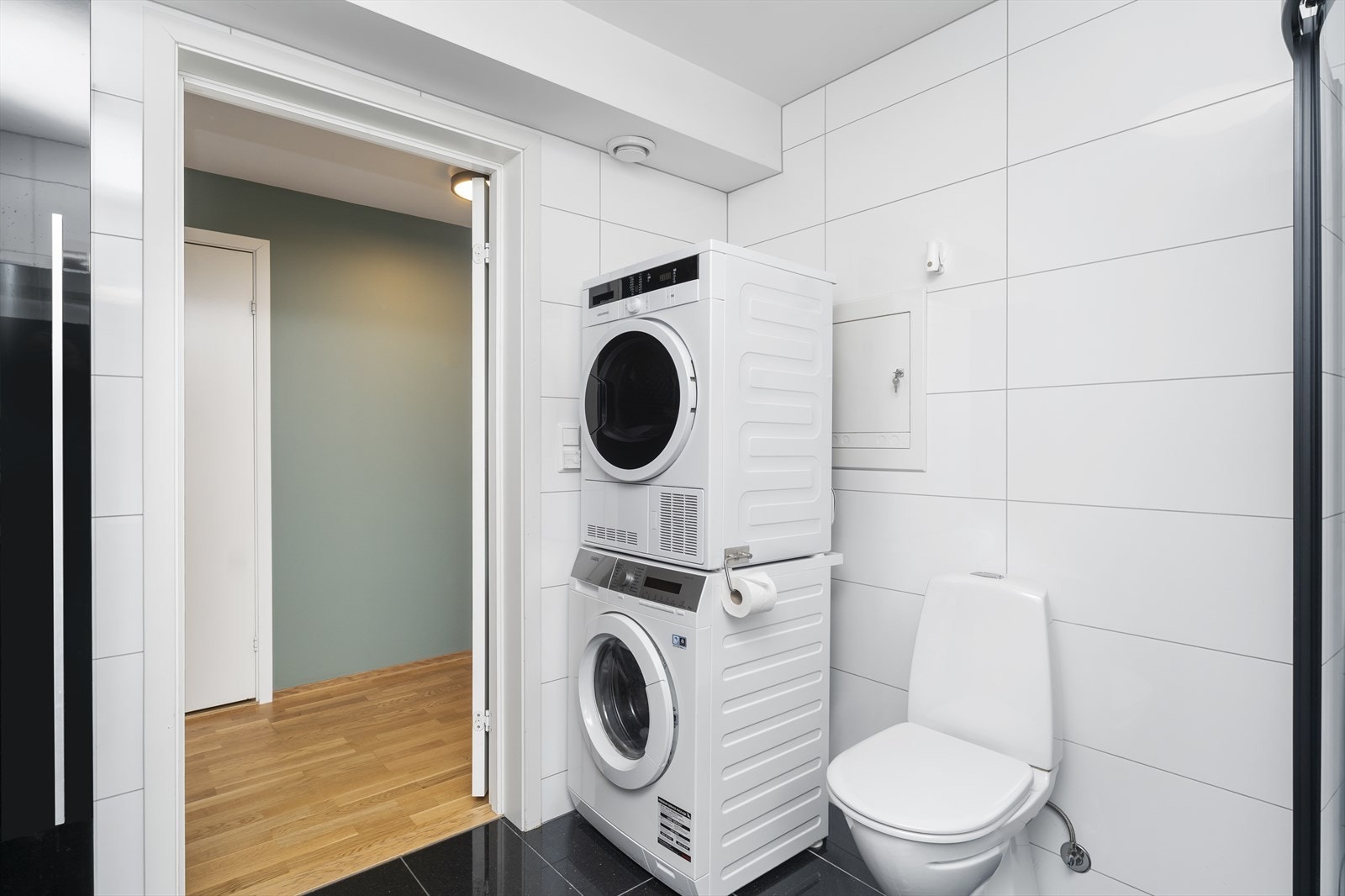 På badet har man opplegg for vaskemaskin og tørketrommel. Galleribilde