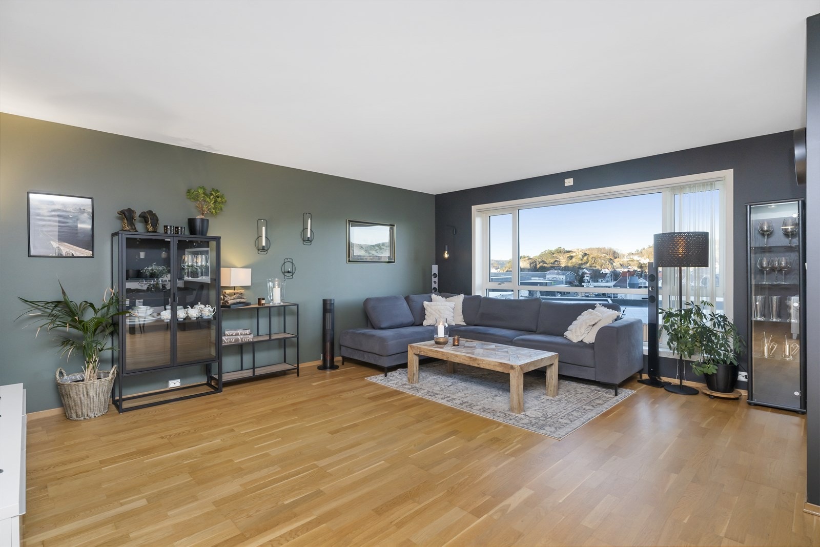 Så kommer vi inn til en romslig stue med store vinduer som gir godt med naturlig dagslys. Galleribilde