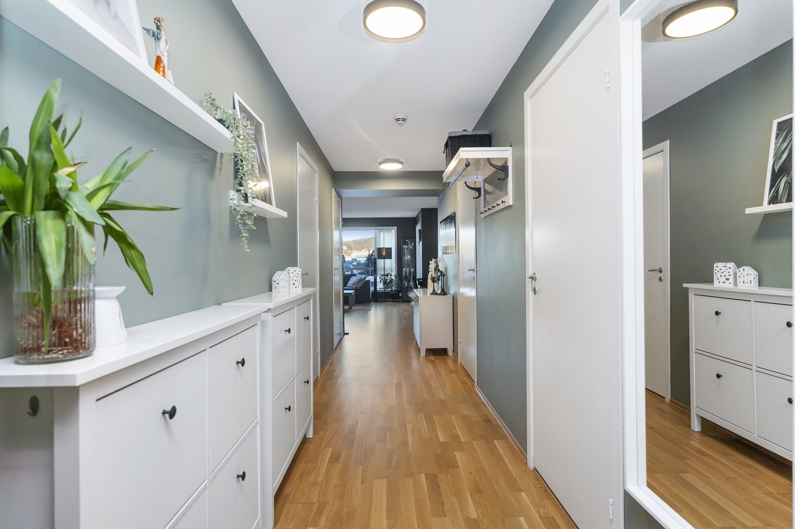 Her blir man møtt med en innbydende entré hvor man kan henge fra seg yttertøy og sette fra seg sko. Galleribilde