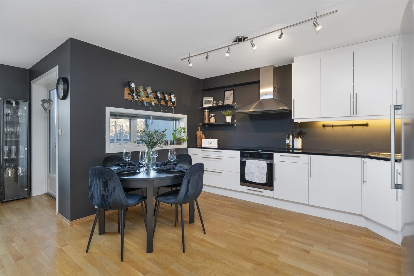 Kjøkkenet er utstyrt med integrert komfyr, steketopp og oppvaskmaskin. Galleribilde