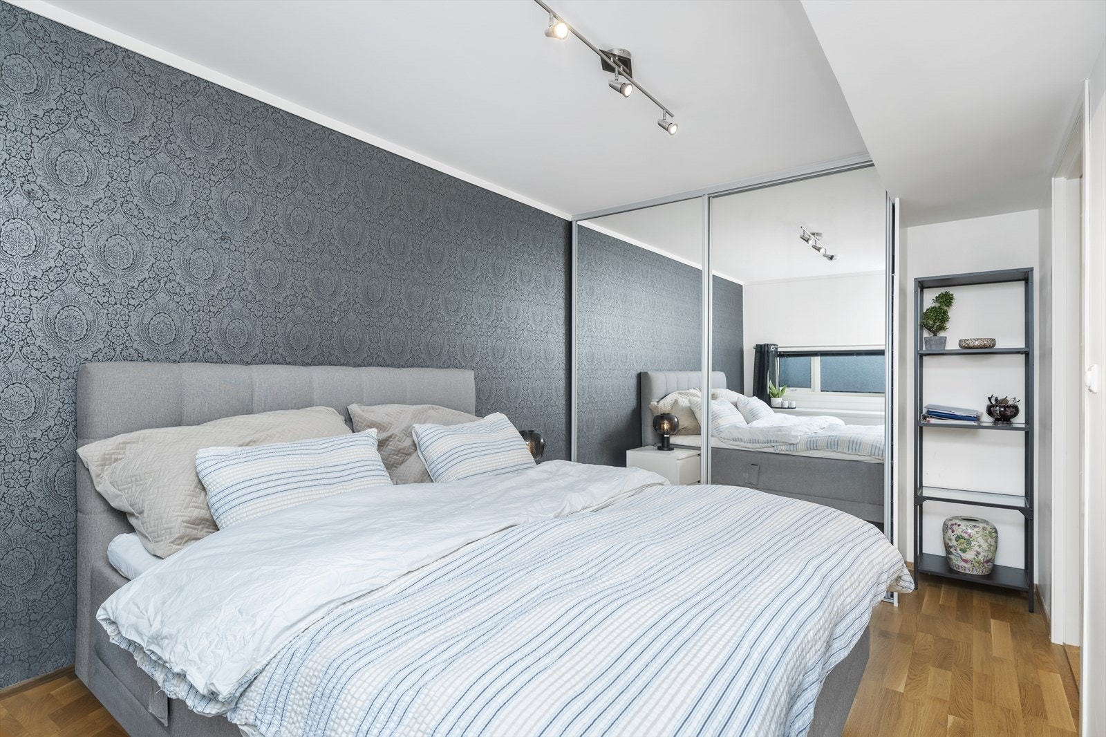 Hovedsoverom med god plass til dobbeltseng. Her finner vi også skyvedørsgarderobe med speildører. Galleribilde