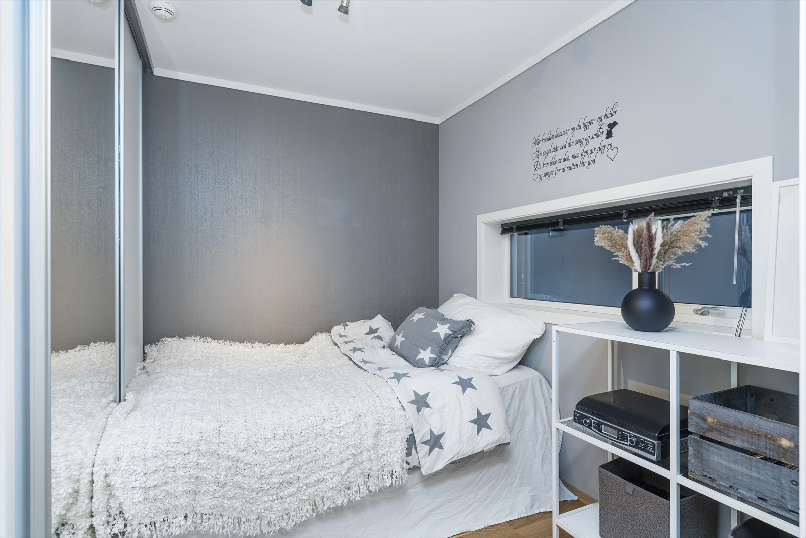 Soverom 2. Også her har man plass til dobbeltseng. Her finner vi også en skyvedørsgarderobe. Galleribilde