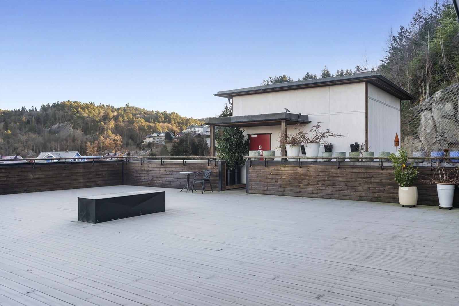 Her kan man nyte solen og man har enkel adkomst via trapp eller heis. Galleribilde