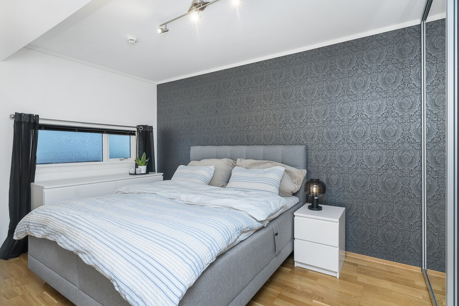 Soverommmet har også plass til andre møbler for oppbevaring. Galleribilde