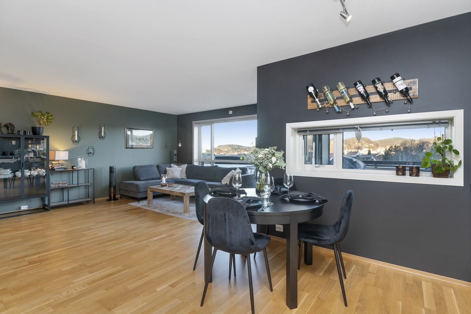 Ved kjøkkenet har man plass til spisegruppe eller kjøkkenbord så man kan nyte måltider med sine kjære. Galleribilde