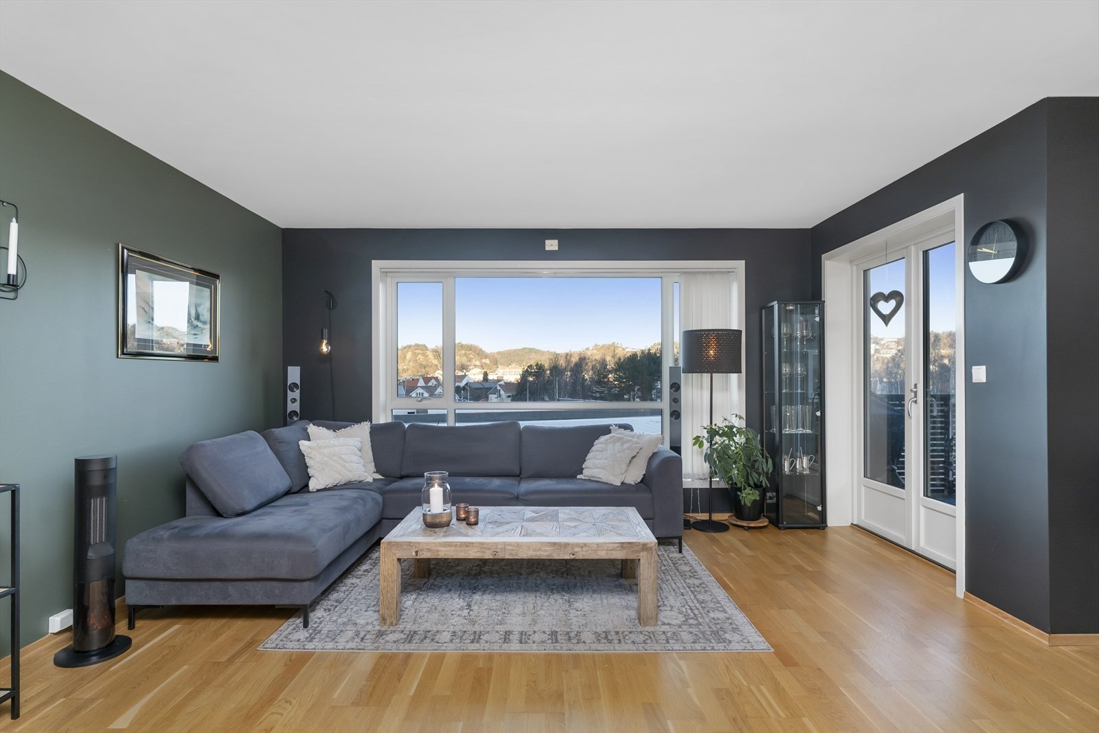 I stuen har man god plass til sofagruppe. Galleribilde