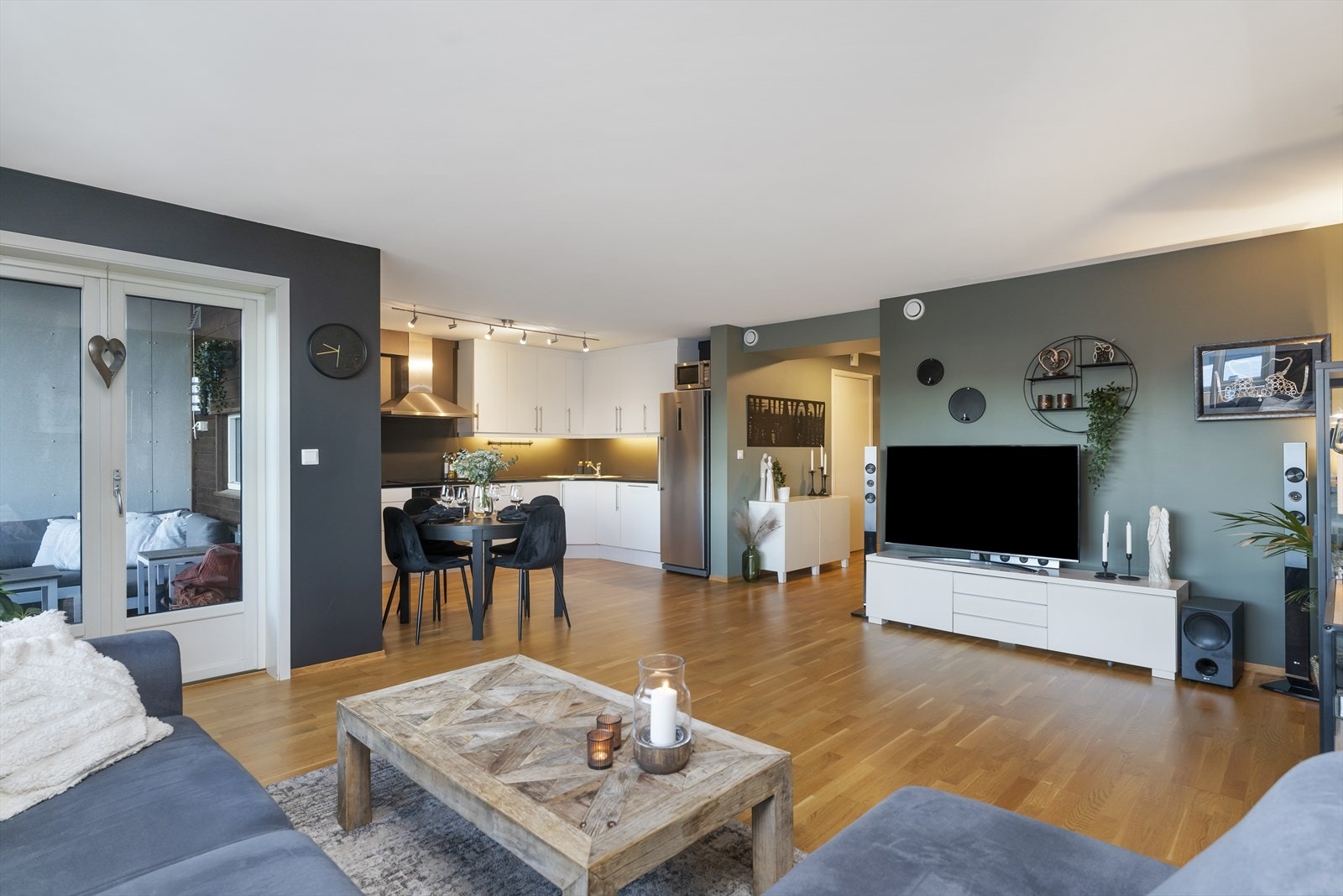 Stuen har en åpen løsning mot kjøkkenet. Galleribilde