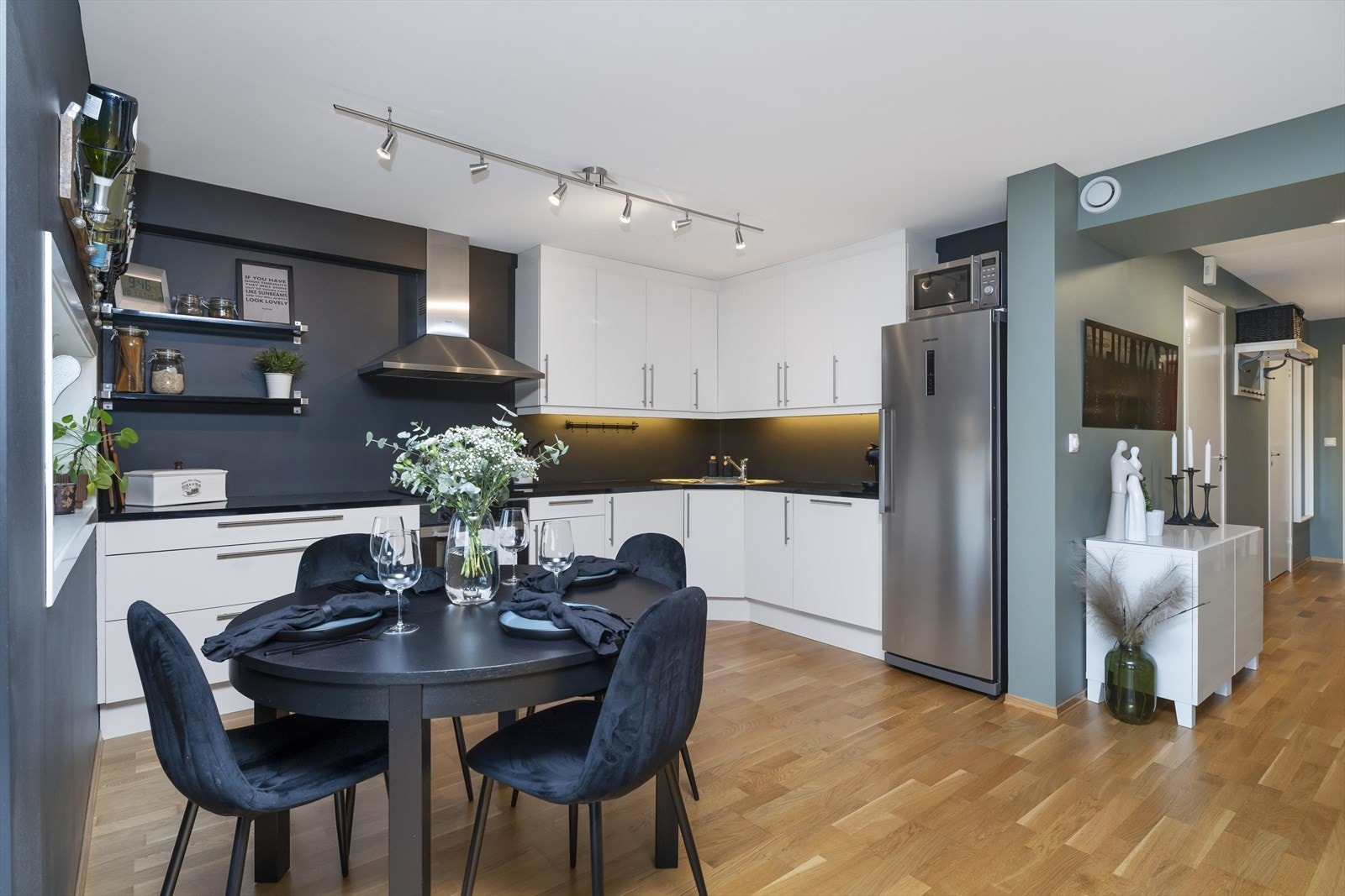 Kjøkkenet er romslig og har god oppbevaring i skuffer og skap. Galleribilde