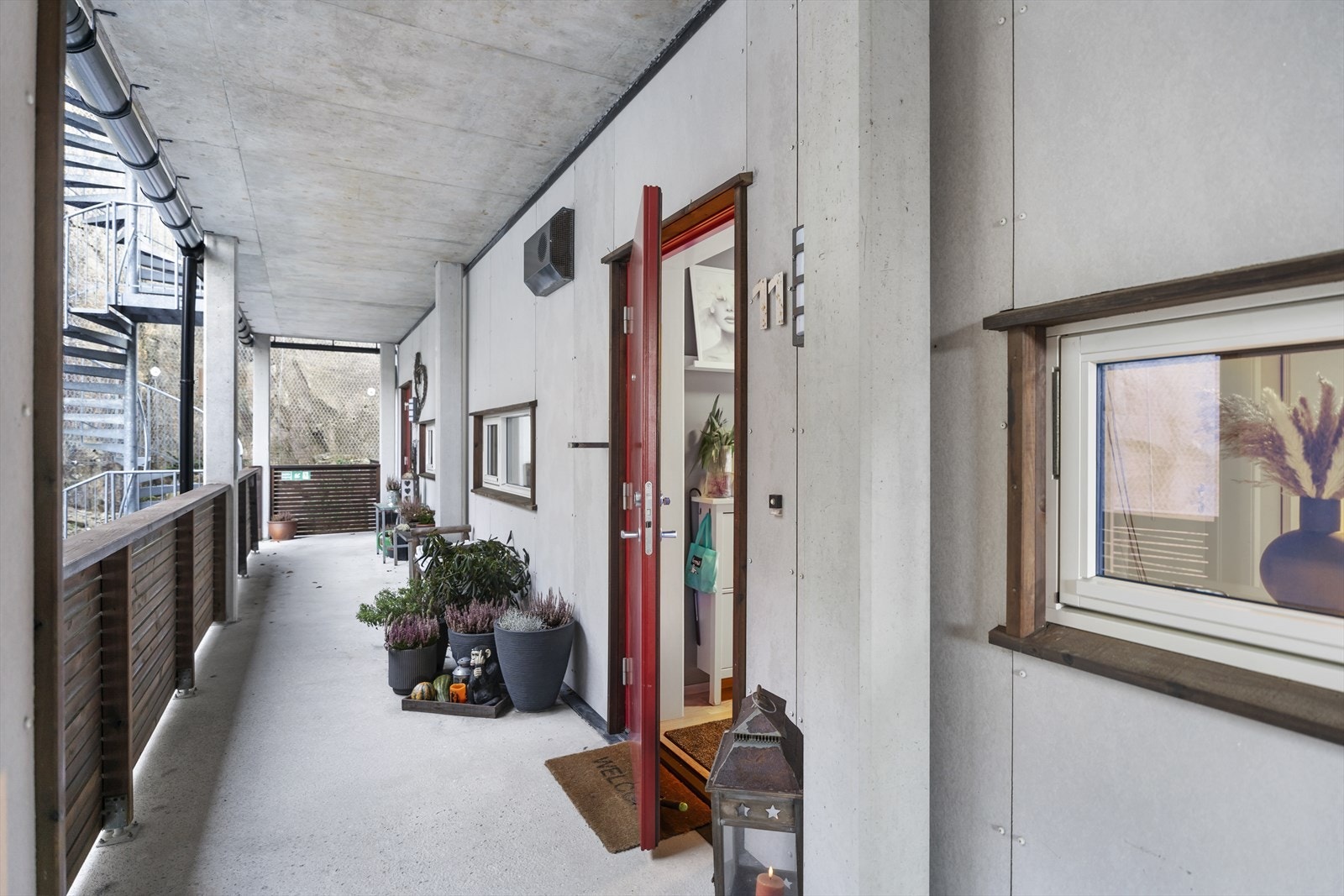 Fellesareal med overbygd inngangsparti. Galleribilde