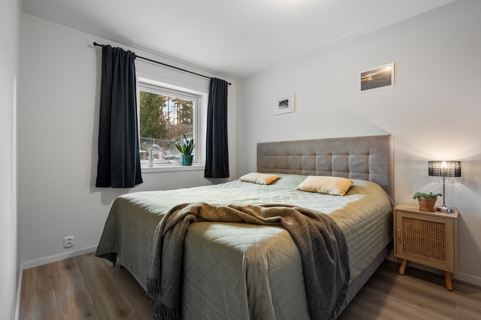 Hovedsoverom med plass til dobbeltseng og garderobeløsning. Galleribilde