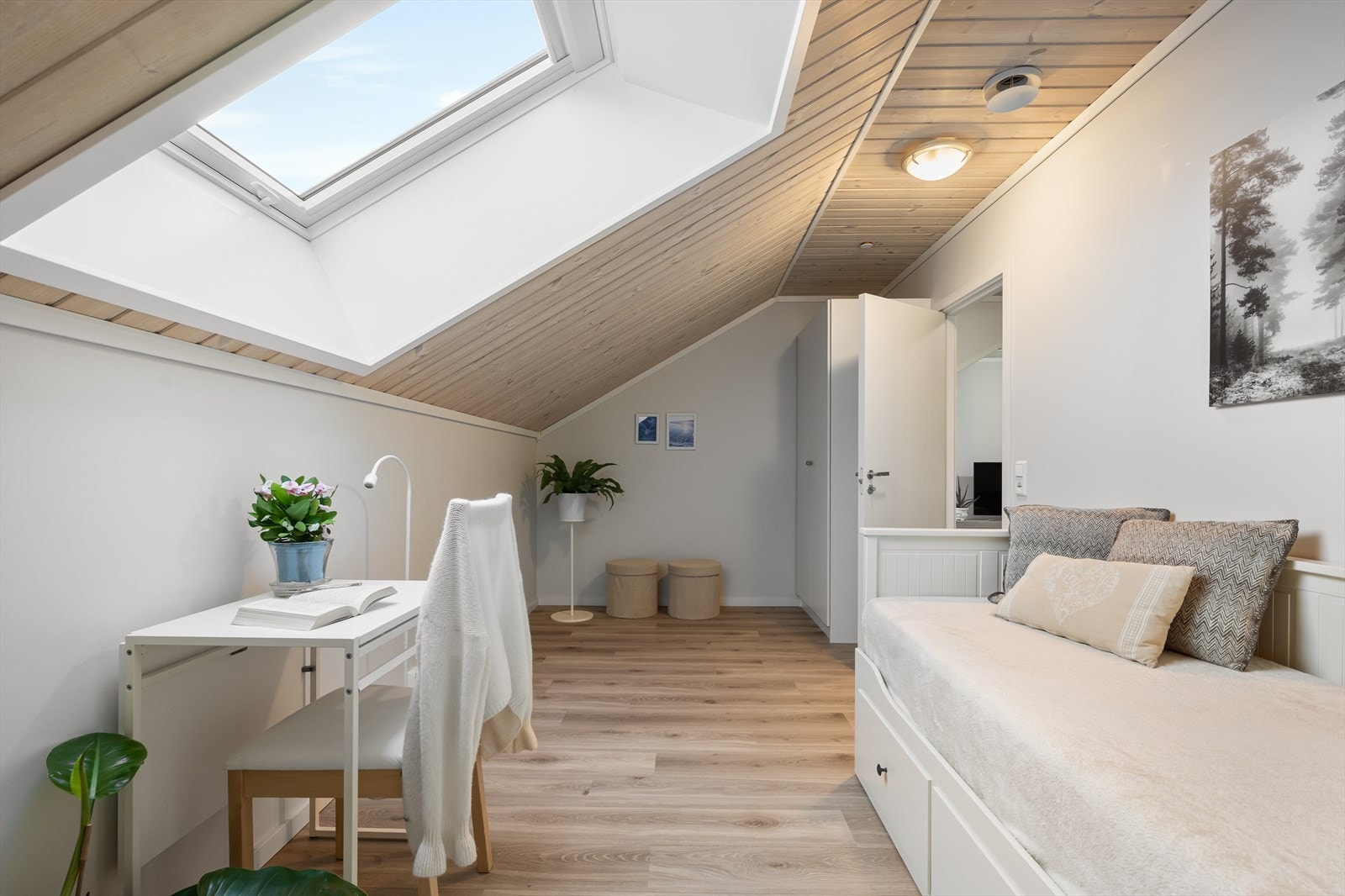 Romslig soverom med plass til dobbeltseng og garderobeskap. Galleribilde