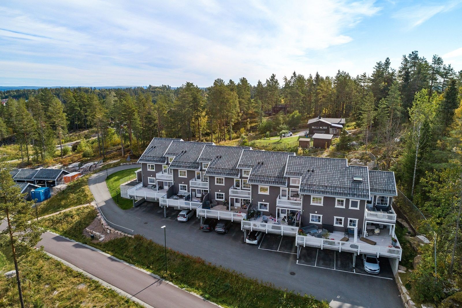 Boligen disponerer egen parkeringsplass med montert elbillader. Galleribilde