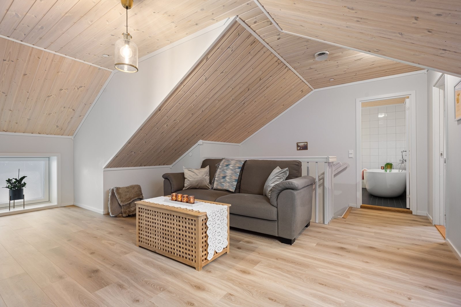 Loftstuen gir et rolig og skjermet ekstra oppholdsrom. Galleribilde