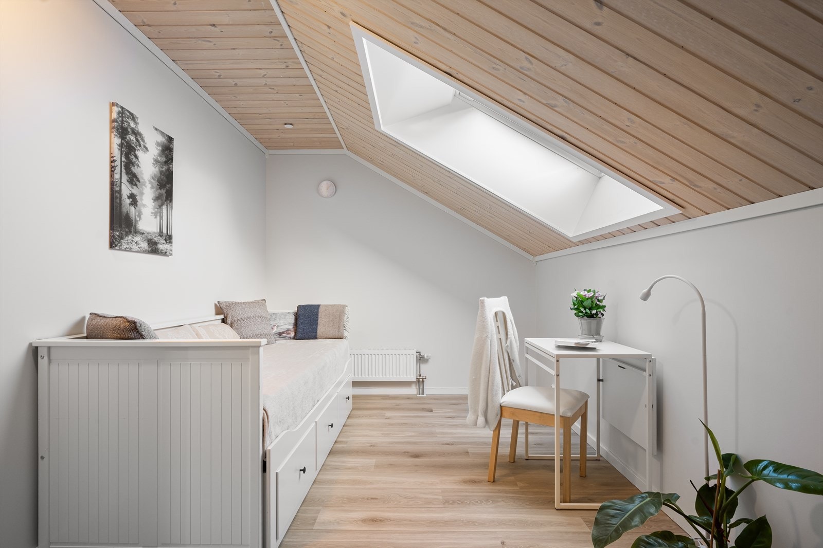 Ett av to soverom i loftstuen brukes i dag som gjesterom. Galleribilde