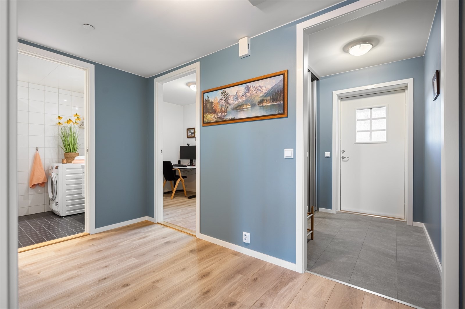 Fra gangen er det adkomst til boligens en av tre soverom. Galleribilde