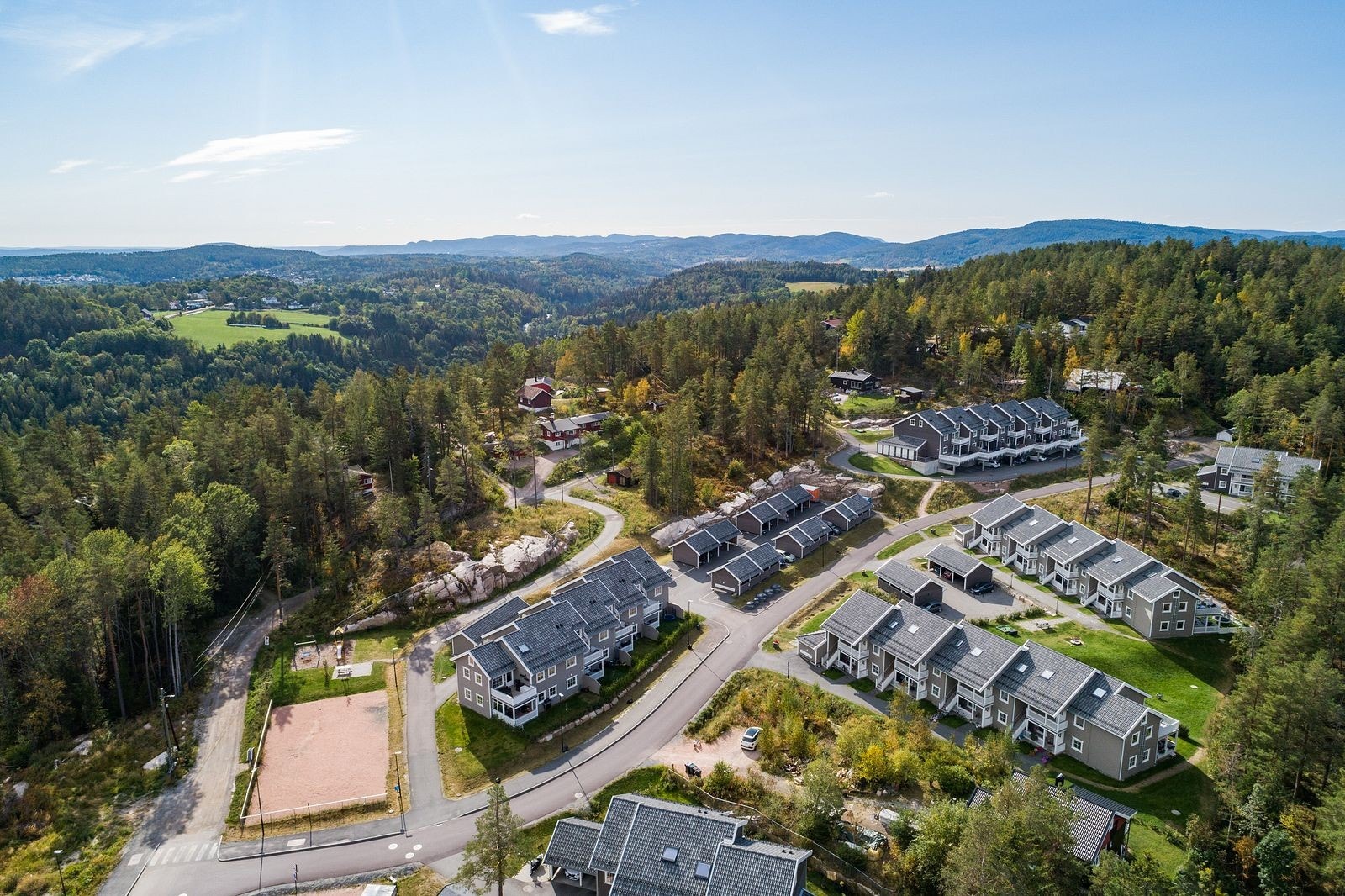 Hovedgården idrettspark og Heggedal idrettshall som byr på organiserte aktiviteter, i tillegg til at Gui Sportsklubb er en sentral aktør i lokalmiljøet. Galleribilde