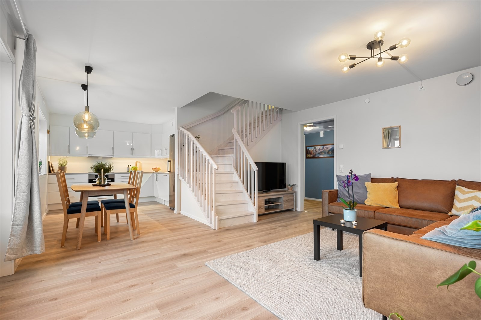 Åpen stue- og kjøkkenløsning med plass til spisebord. Galleribilde