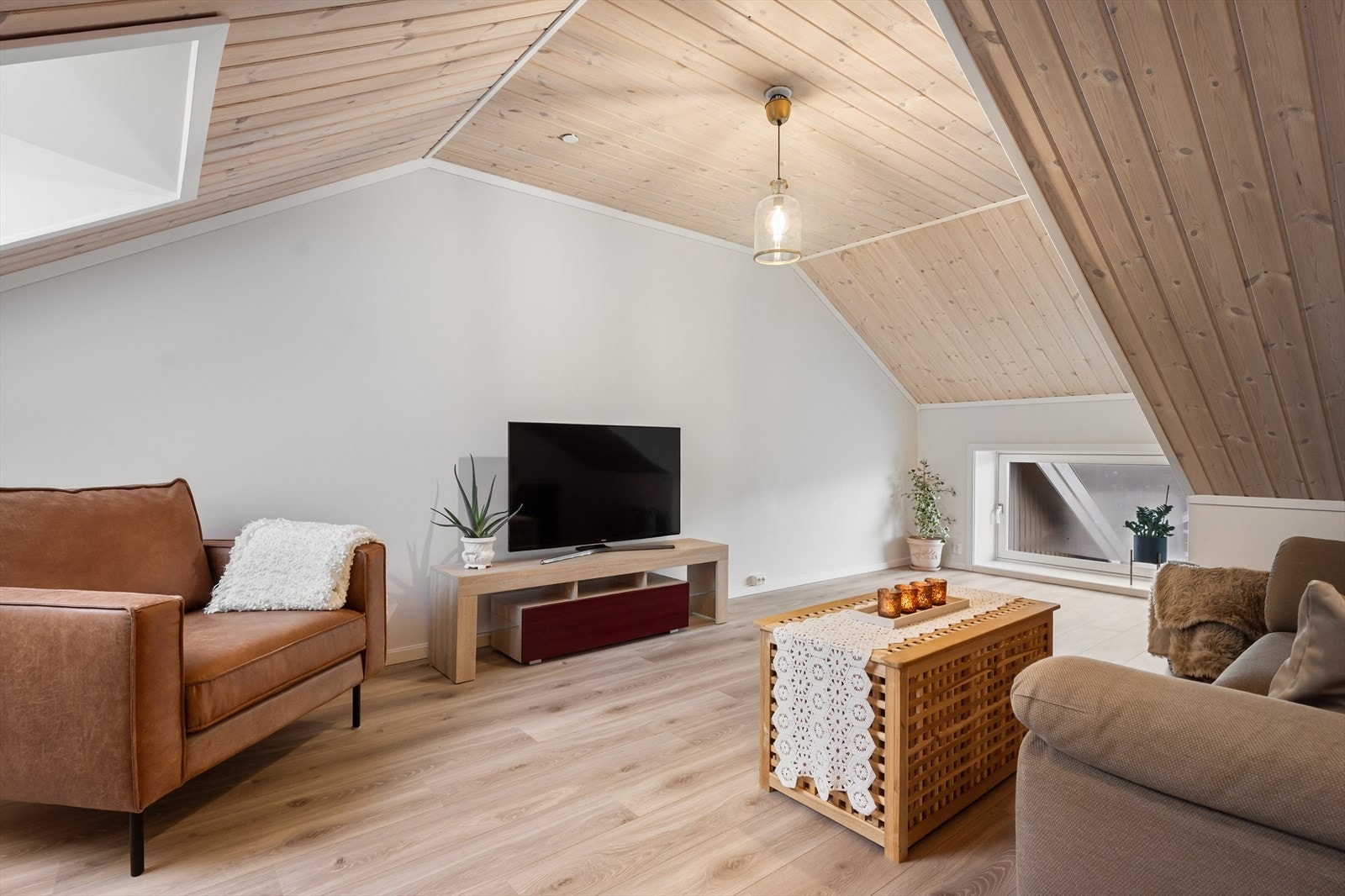 Loftsstuen er romslig og kan brukes som egen tv-krok, lekestue eller hobbyrom. Galleribilde