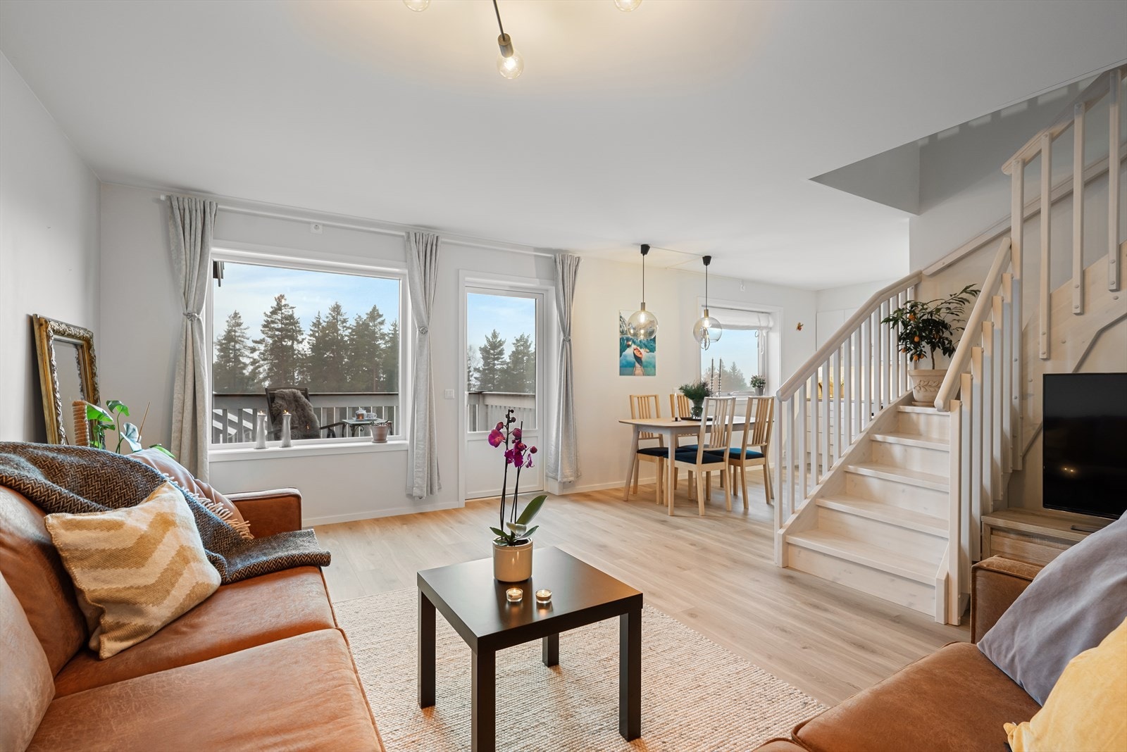 Leilighet over to etasjeplan med to uteområder i hyggelig nabolag. Galleribilde