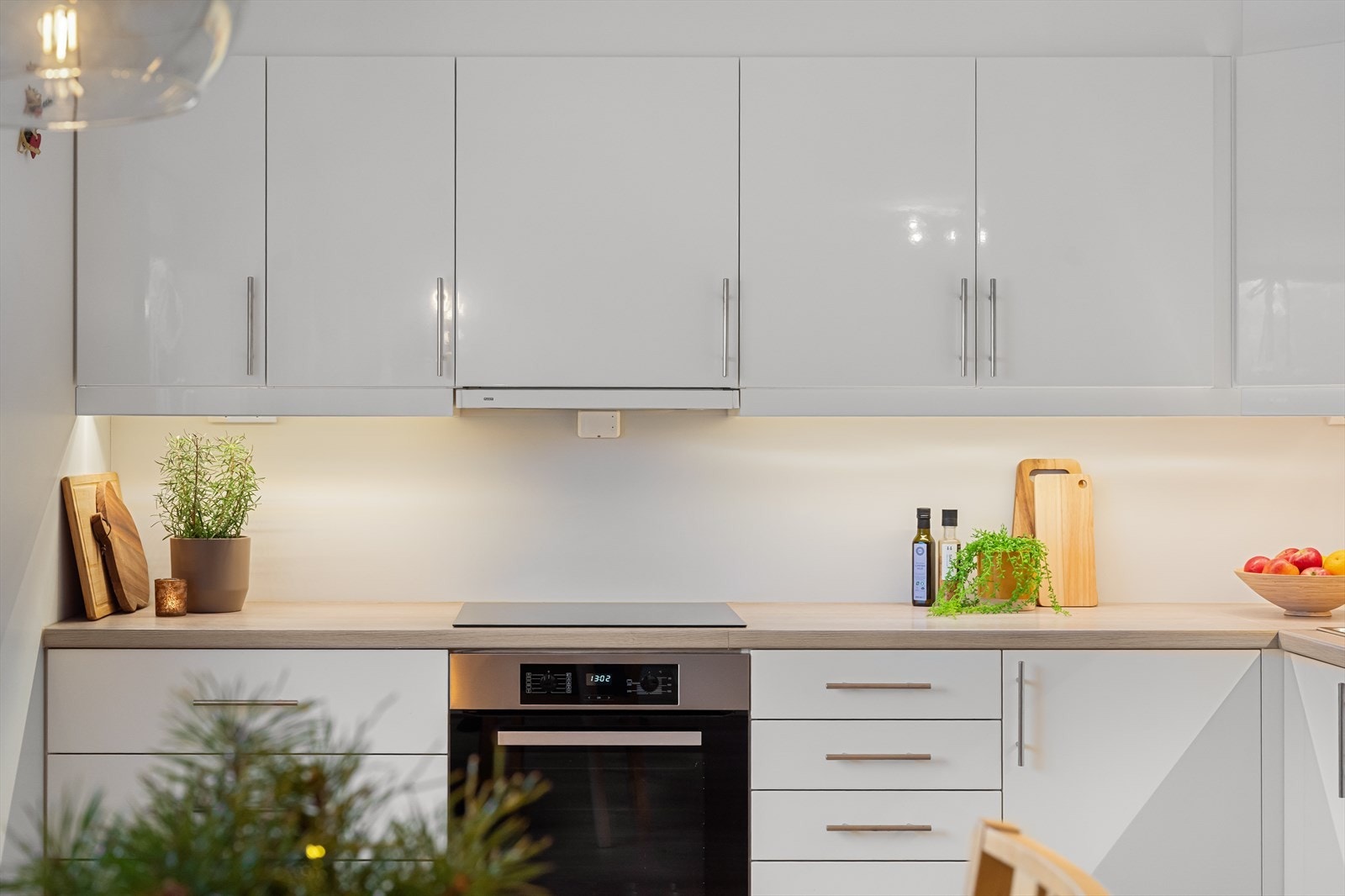 God skapplass med lys under overskap. Galleribilde