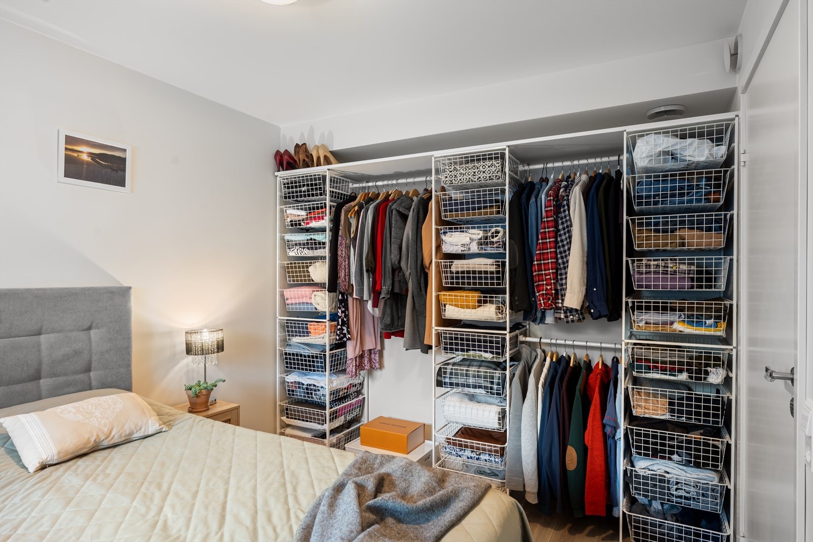 Hovedsoverom med plass til dobbeltseng og garderobeløsning. Galleribilde