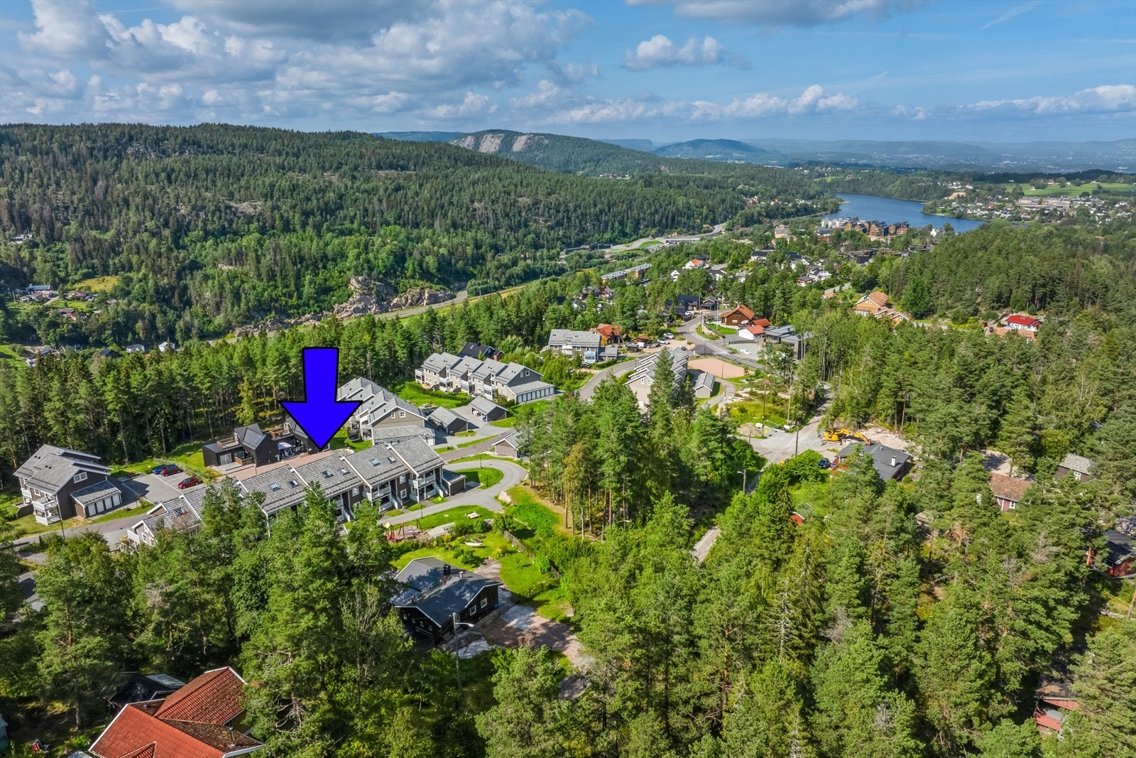 Leiligheten er omringet av grøntområder samtidig som det er kort vei til Heggedal sentrum. Galleribilde