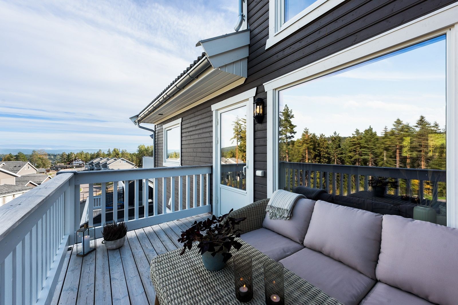 Veranda i trekonstruksjon på ca. 7m² med terrassebord på bjelkelag og rekkverk i trekonstruksjon. Galleribilde