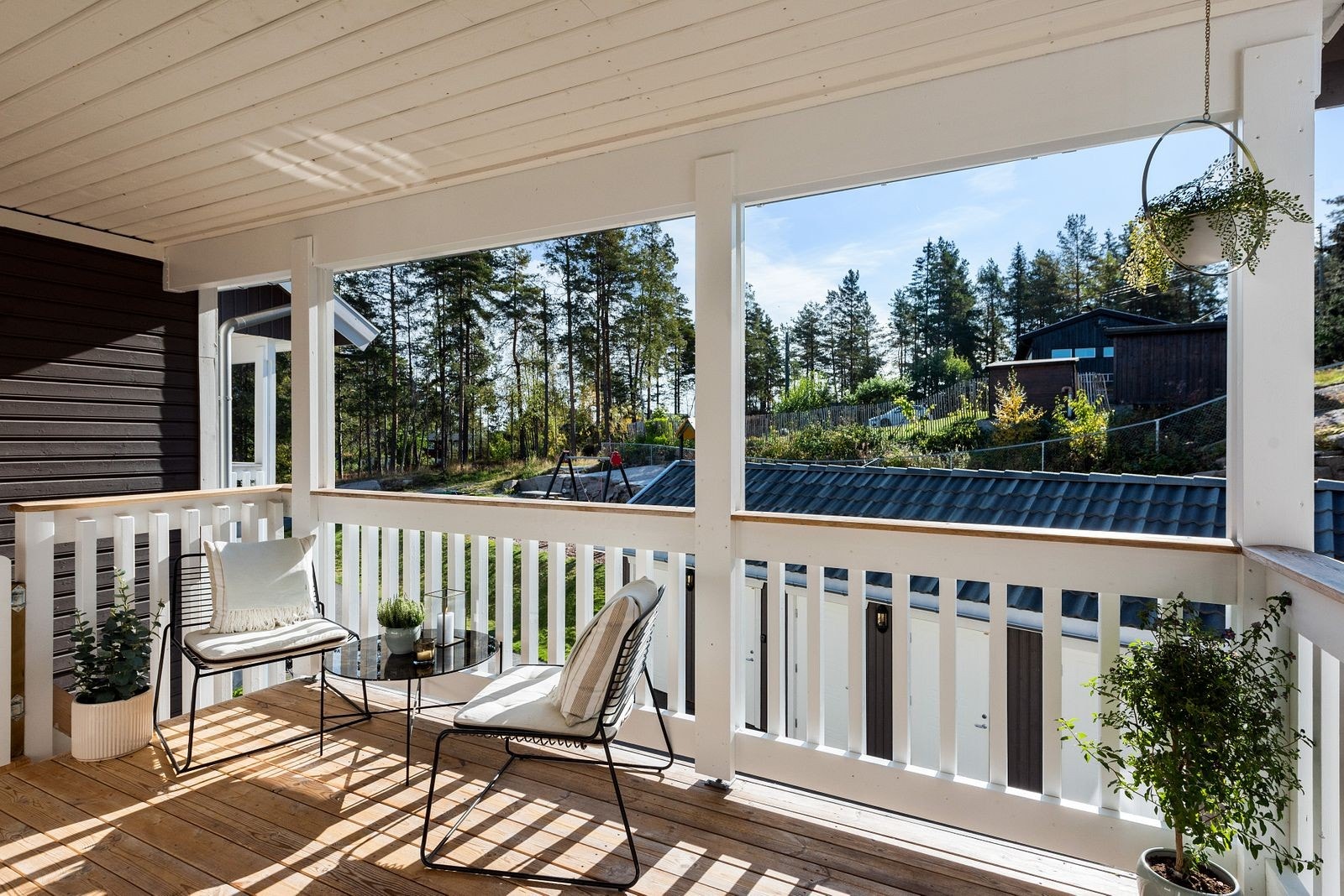 Inngangspartiet har en hyggelig veranda med plass til sittegruppe. Galleribilde