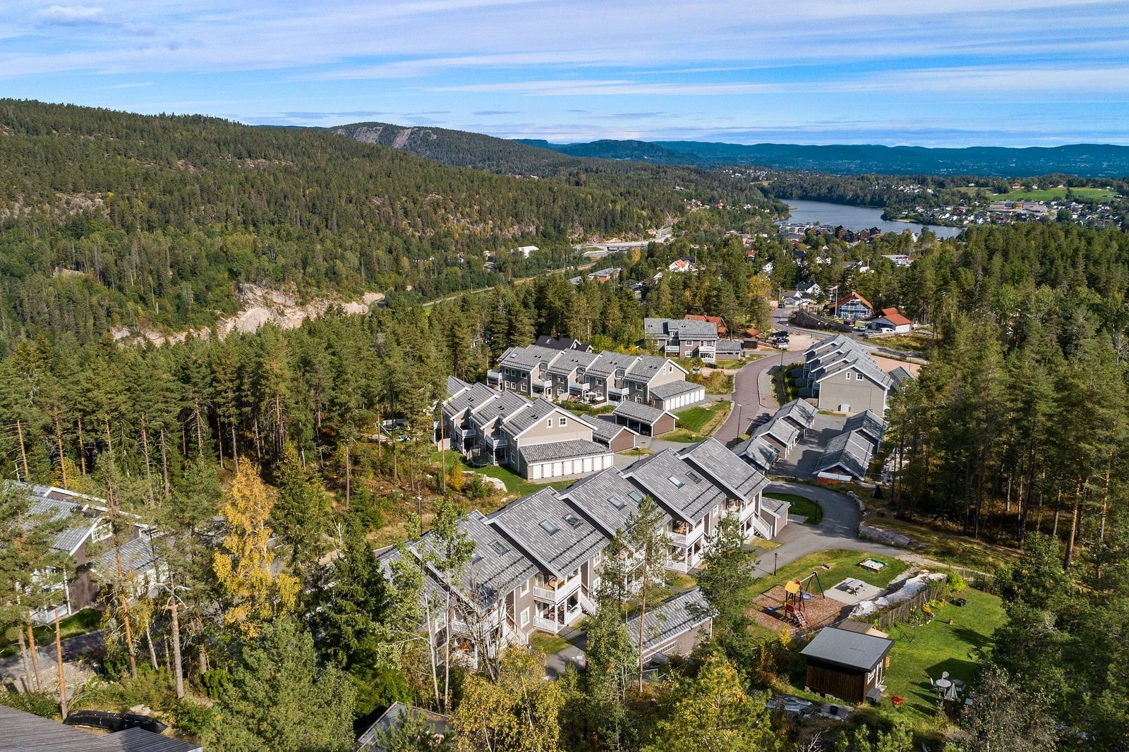 I Heggedal sentrum finner du også det moderne innbyggertorget med bibliotek og cafeer, som fungerer som et samlingspunkt for lokalbefolkningen. Galleribilde