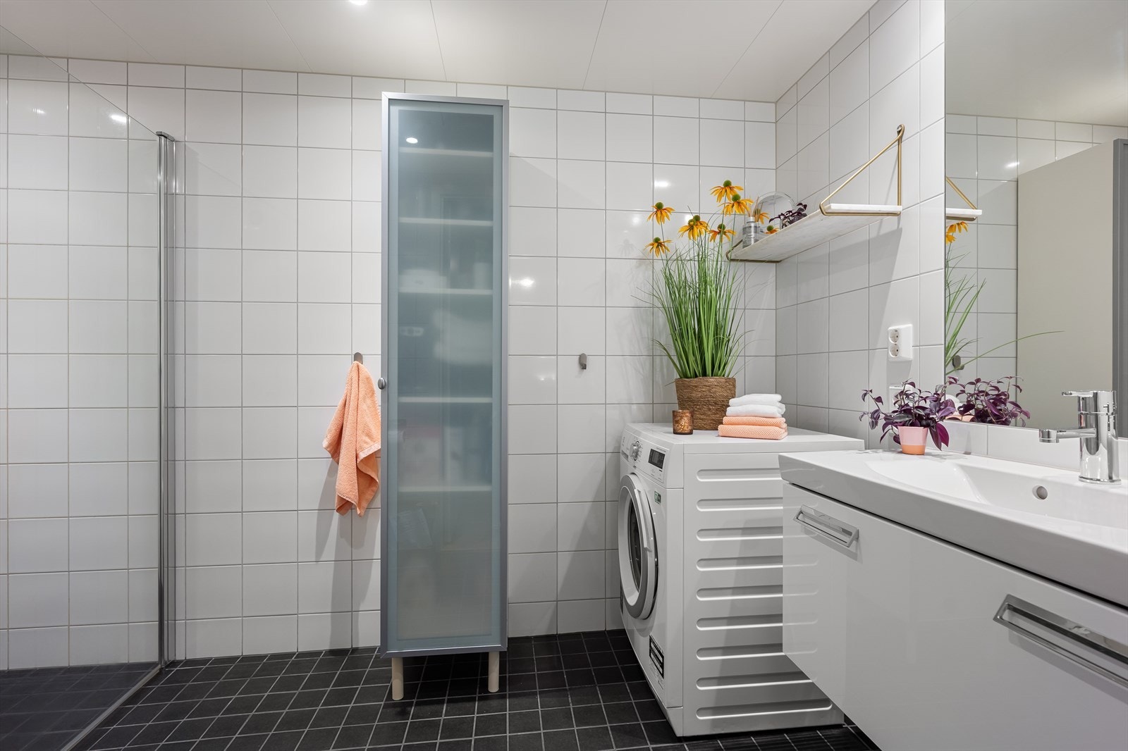 Et av to baderom er plassert i leilighetens hovedetasje. Galleribilde