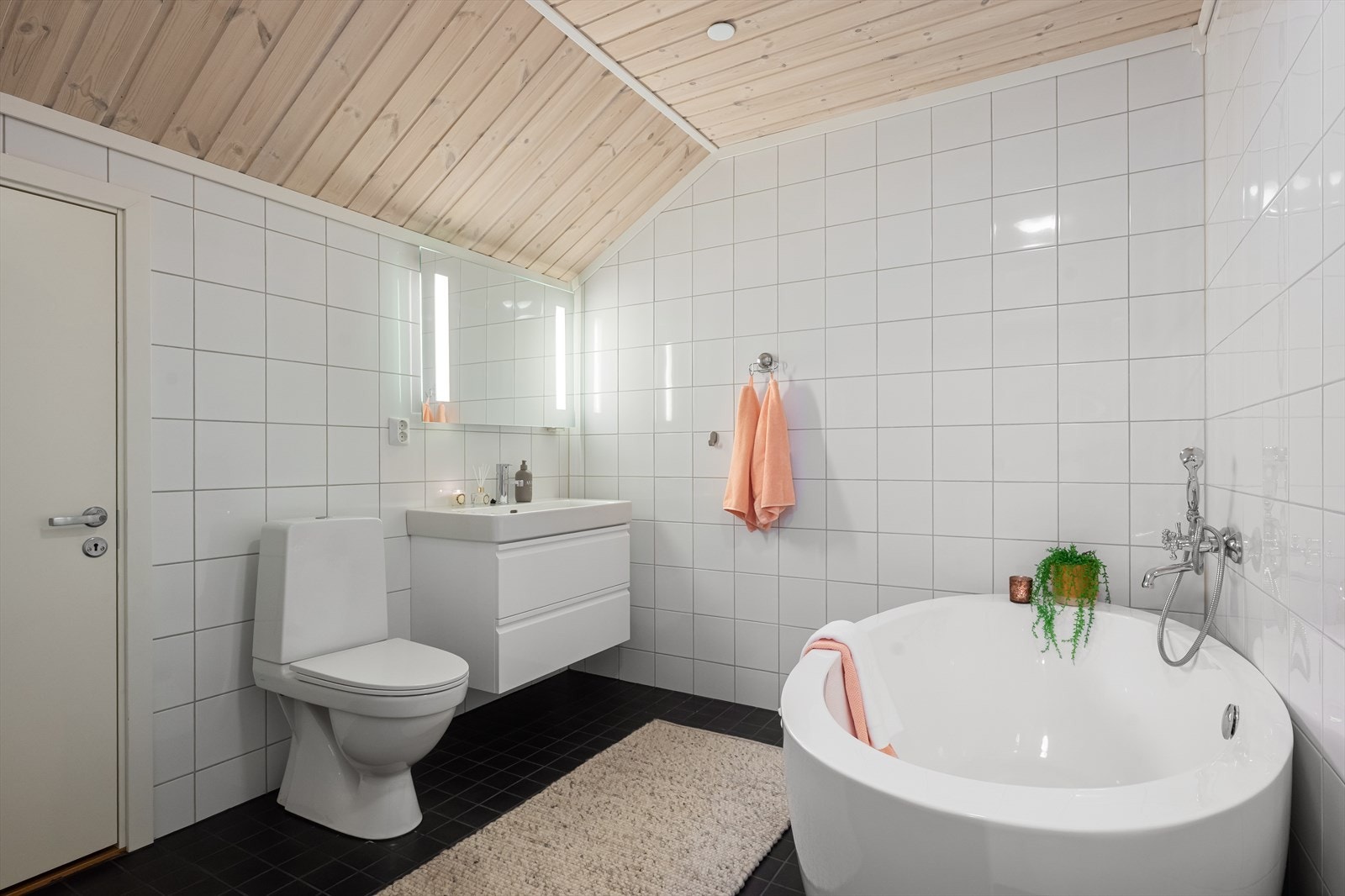 Badet i overetasjen er innredet med nedfelt servant, toalett og badekar. Galleribilde