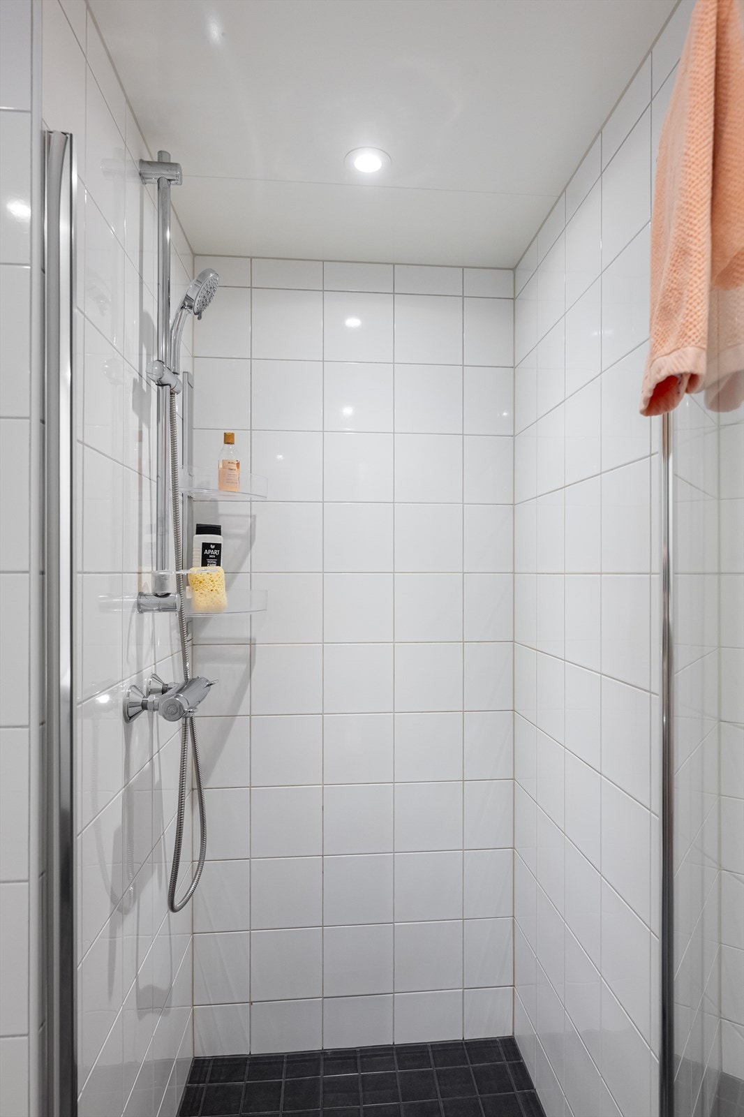 Dusjhjørne med innfellbar glassvegg. Galleribilde