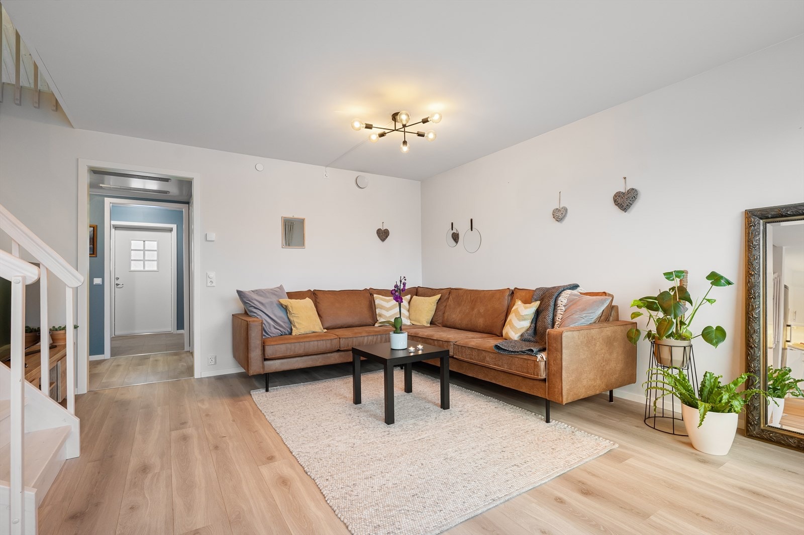 Romslig stue med plass til sofakrok. Galleribilde