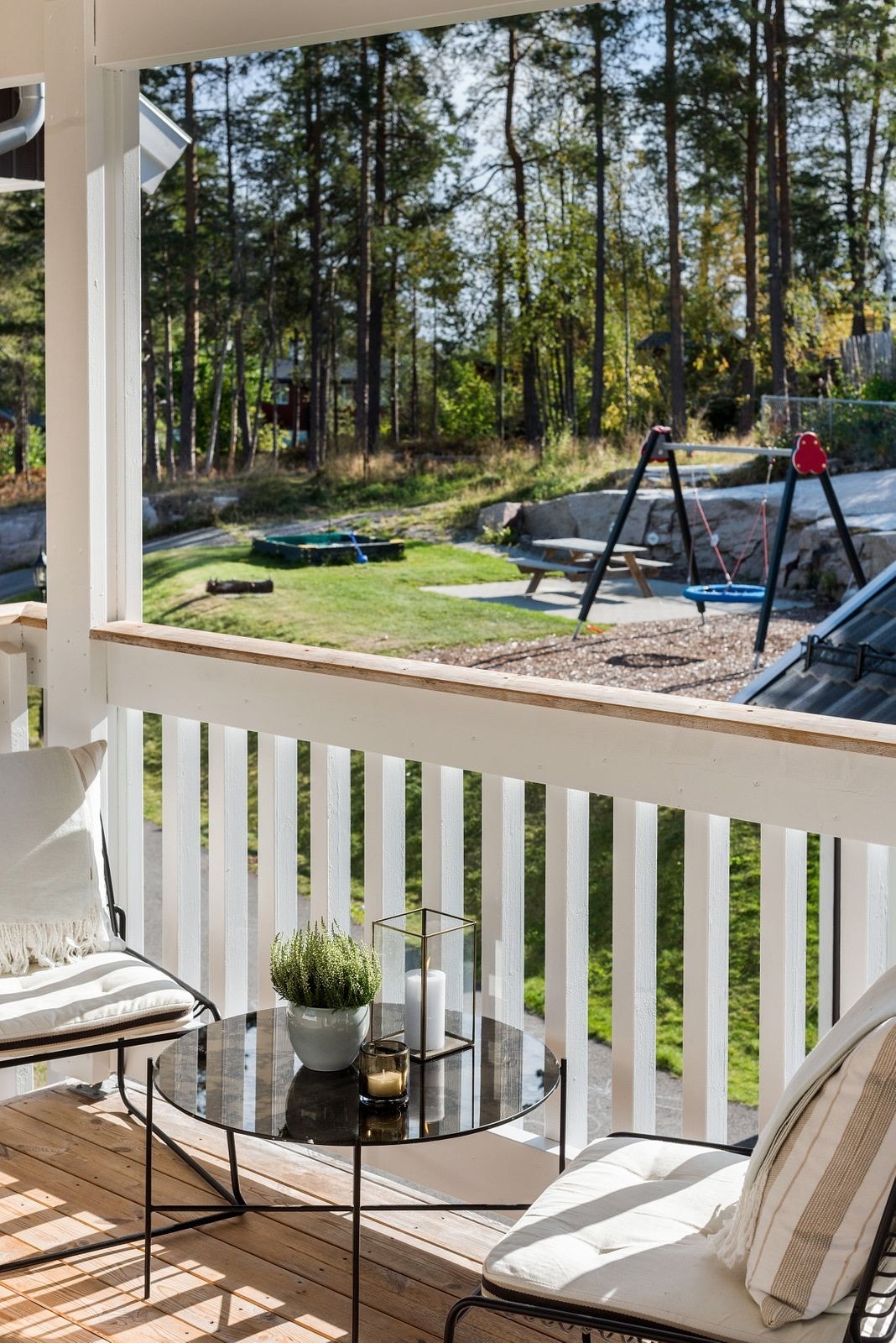 Veranda i forbindelse med inngangspartiet er på ca. 9m² med terrassebord på bjelkelag. Galleribilde