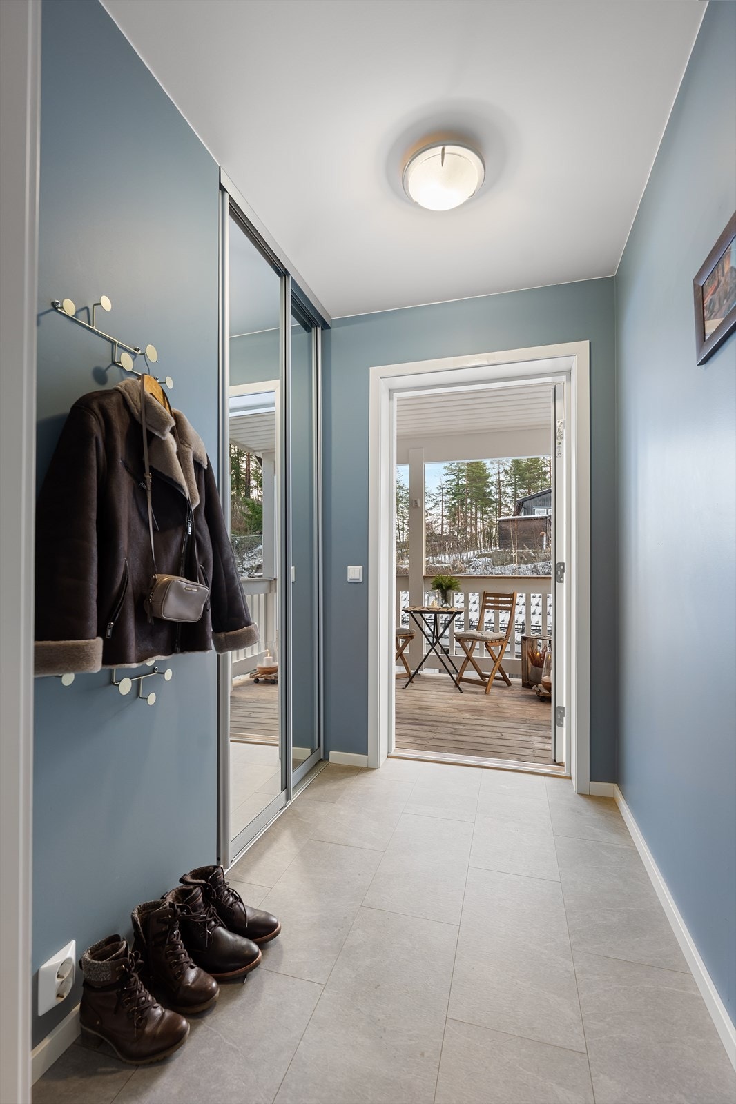 Gangen er luftig med integrert garderobeskap. Galleribilde