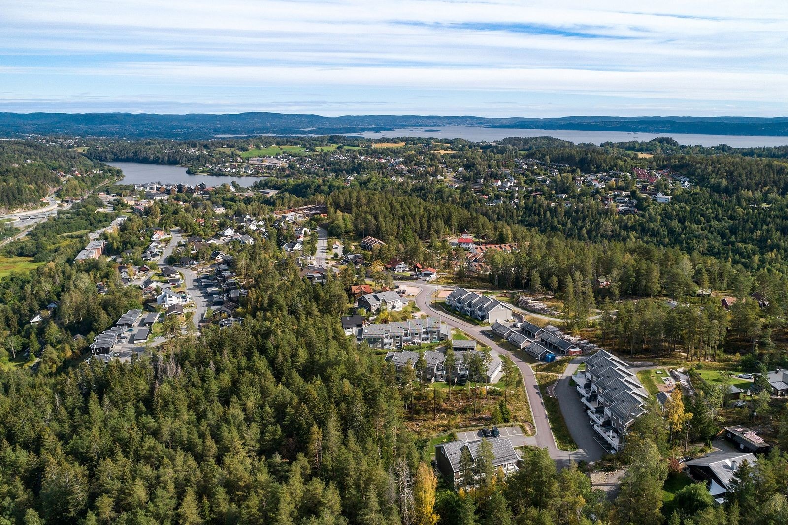 Heggedal stasjon ligger innen gang- og sykkelavstand med direkte avganger til Oslo og Asker sentrum. Galleribilde