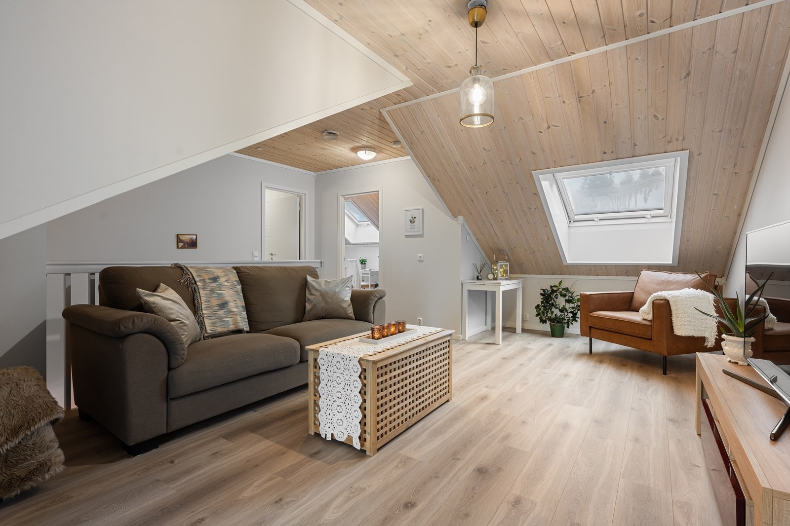 Overetasjen består av en loftstue, to soverom og bad. Galleribilde