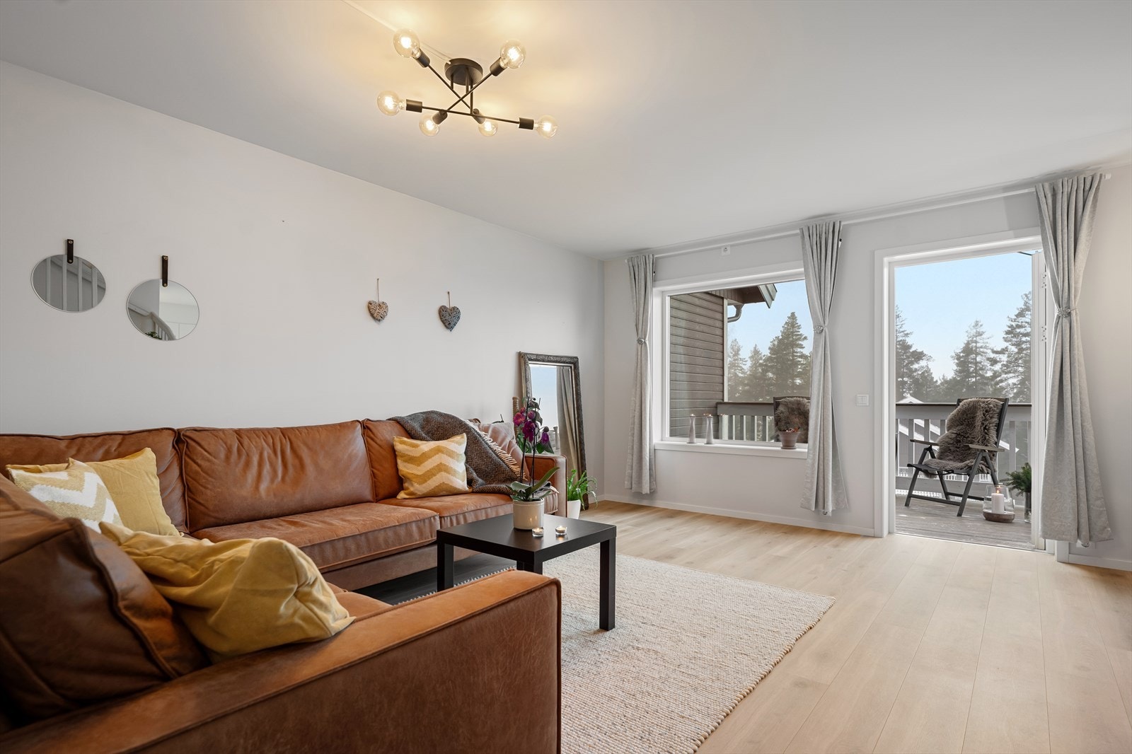 Fra stuen er det utgang til en veranda. Galleribilde