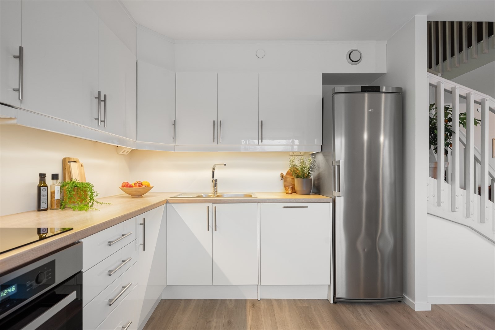 Kjøkkenet er fra 2018 med integrert stekeovn, platetopp, kjøl/frys og oppvaskmaskin. Galleribilde