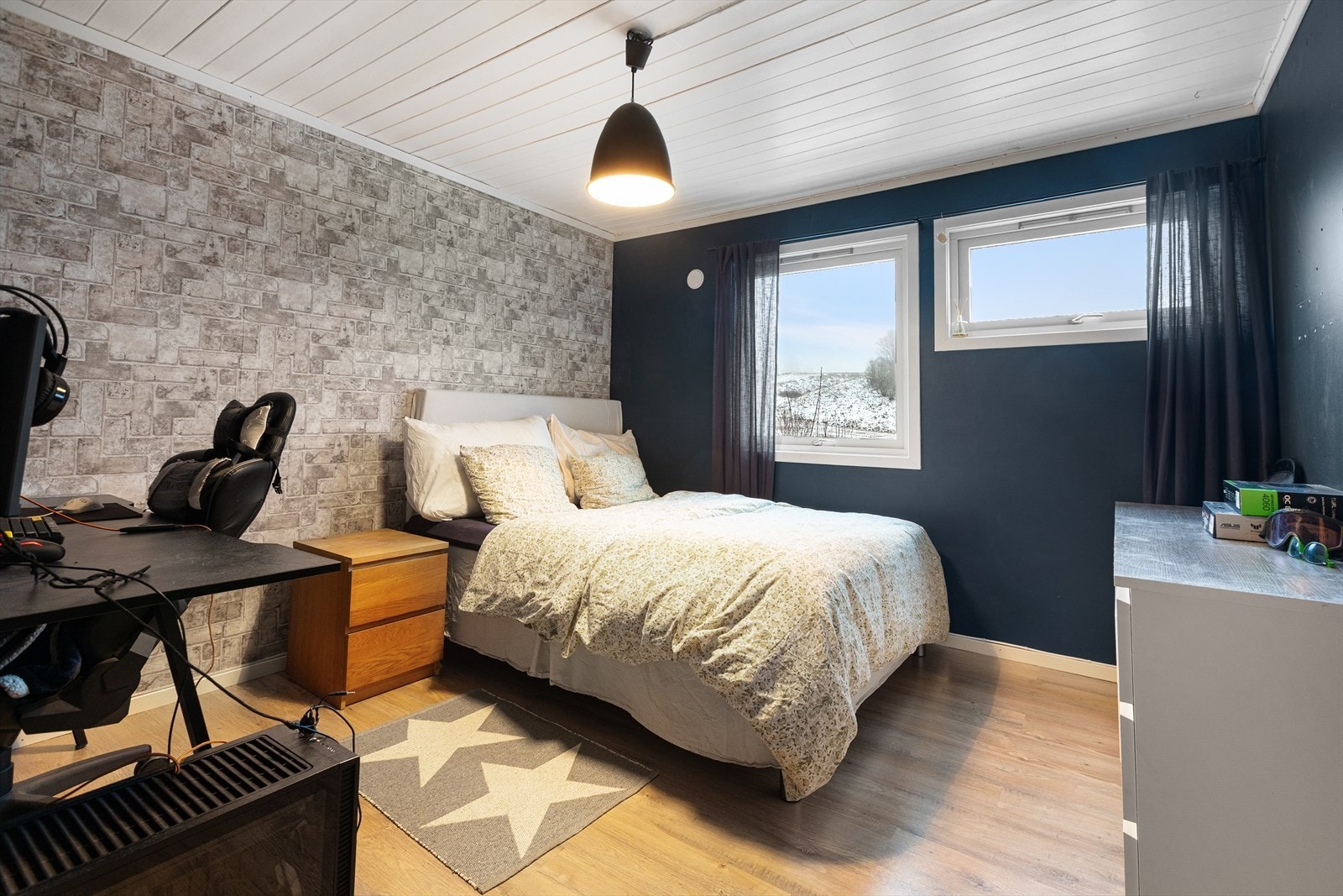 Soverom II er møblert med seng og kontorplass. Malte og tapetserte overflater, samt laminat på gulv. Galleribilde