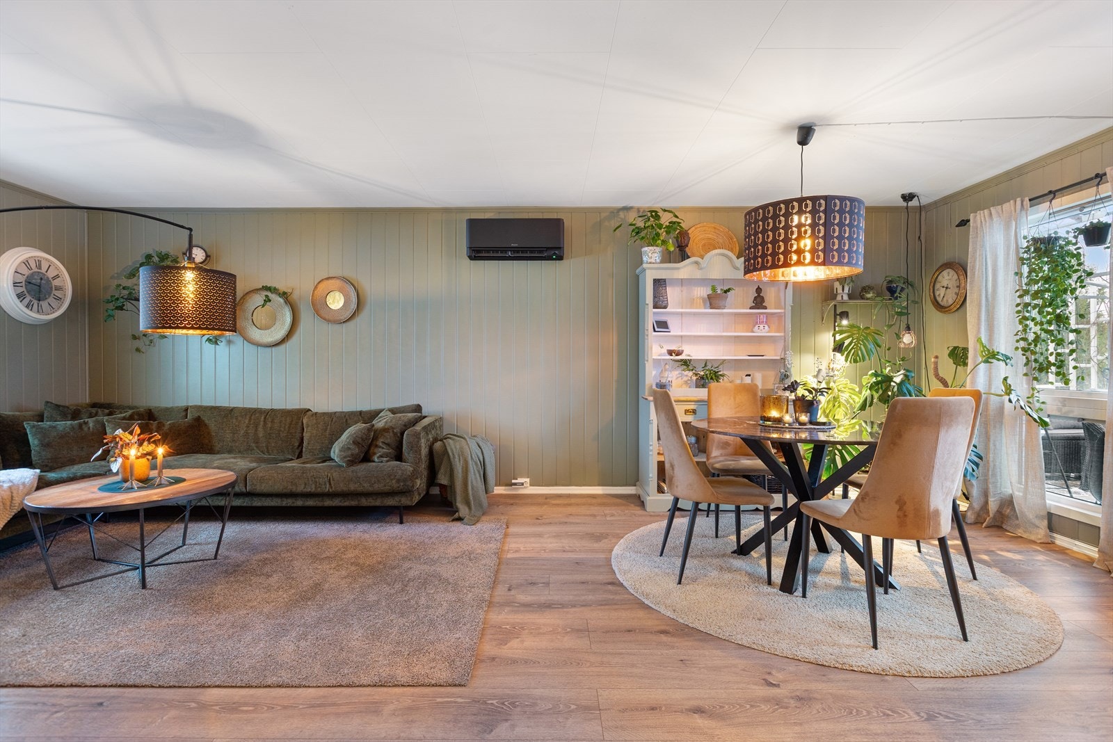 Rommet kan møbleres på flere forskjellige måter og her er det plass til både sofagruppe, TV-møblement og spisebord. Galleribilde