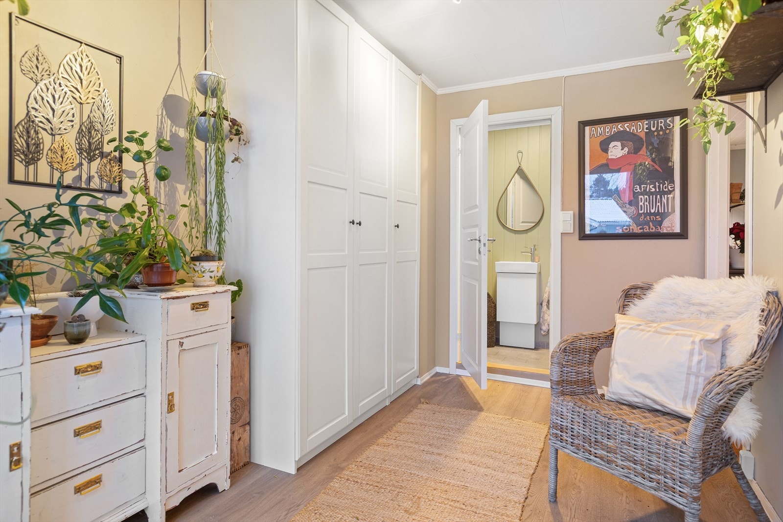 Malte overflater, laminat på gulv og garderobeskap. Galleribilde