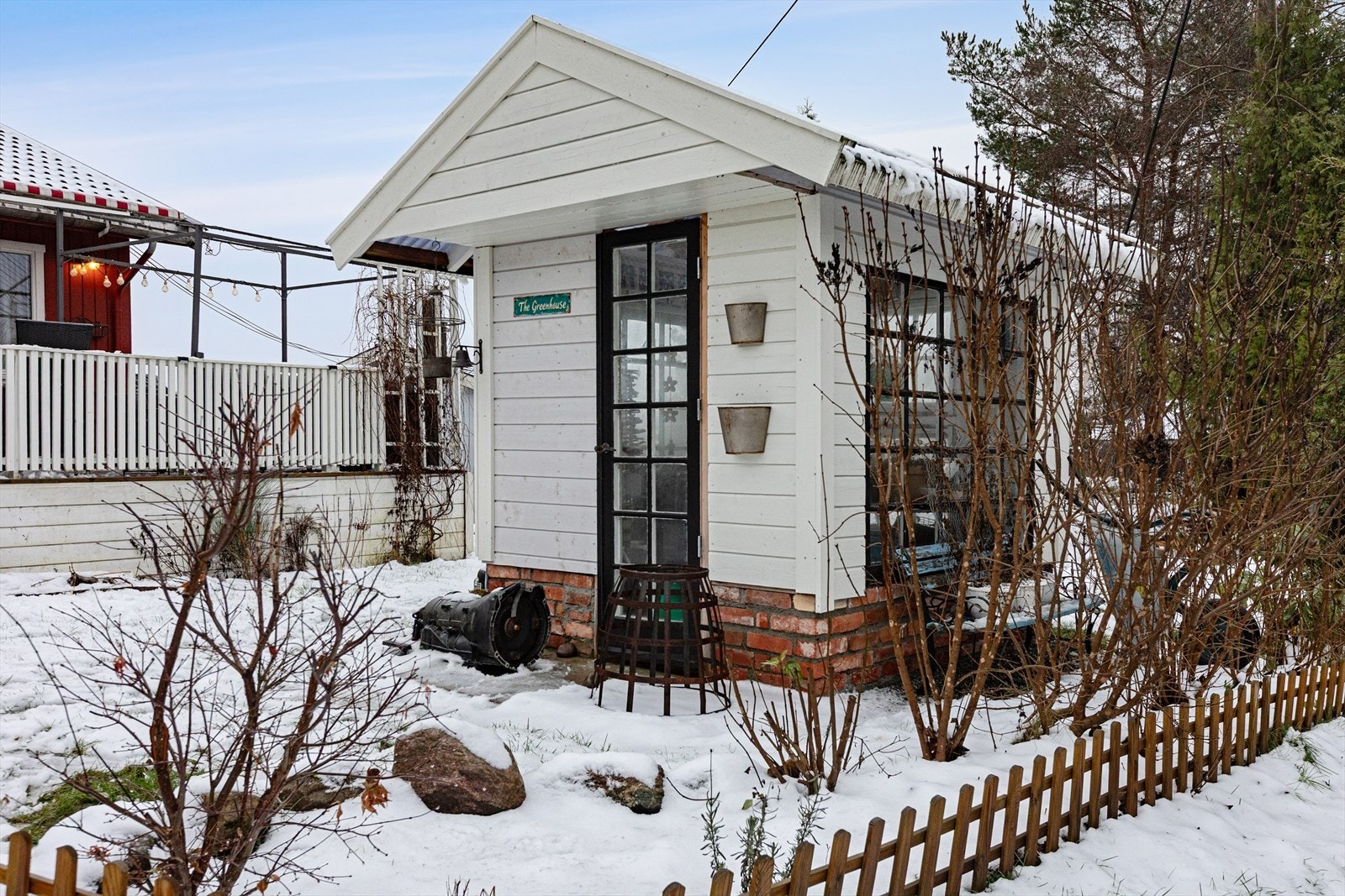 I hagen er det etablert et lite lysthus/utebod. Galleribilde