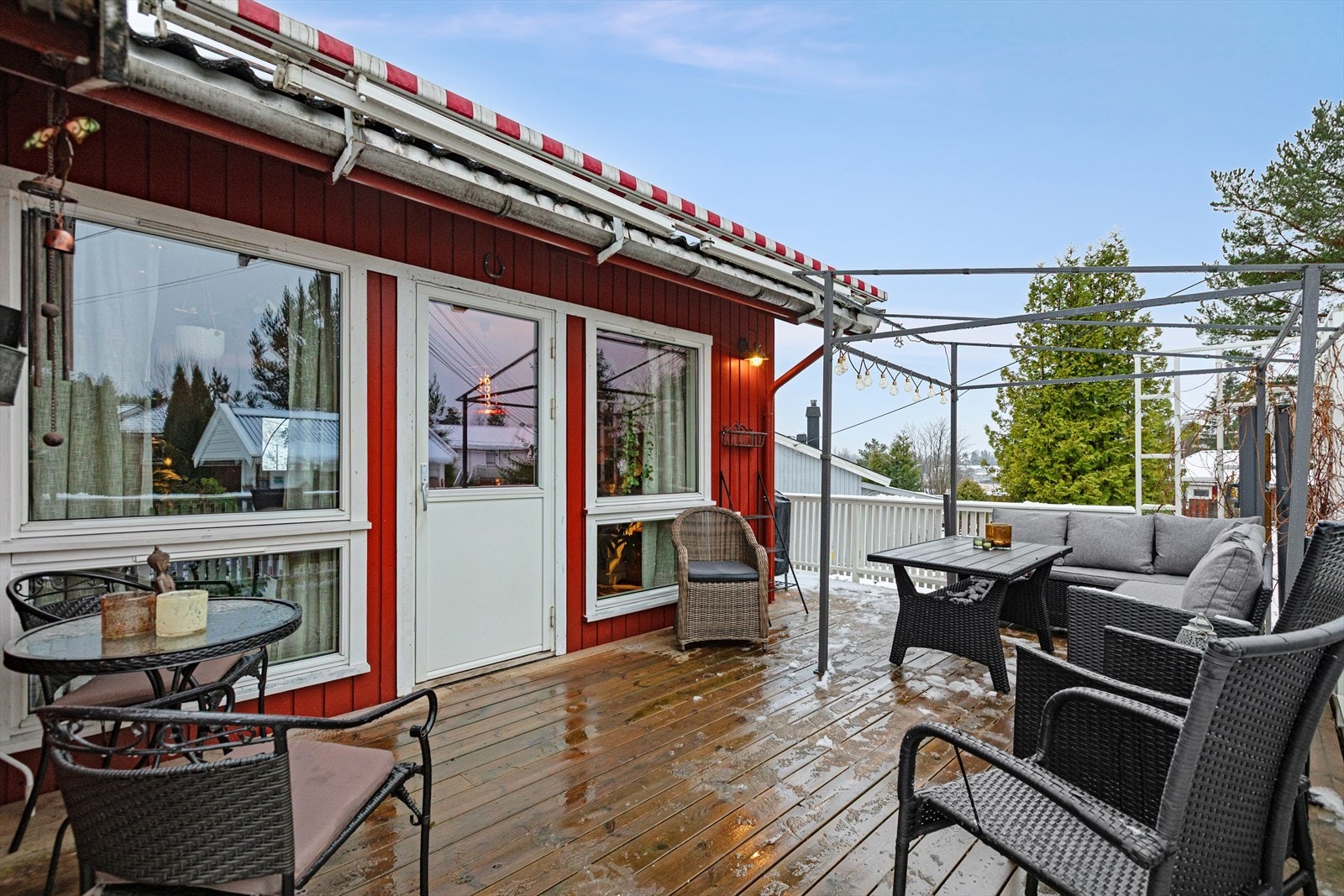 Terrassen utenfor stuen er romslig med plass til utemøbler i flere soner. Galleribilde