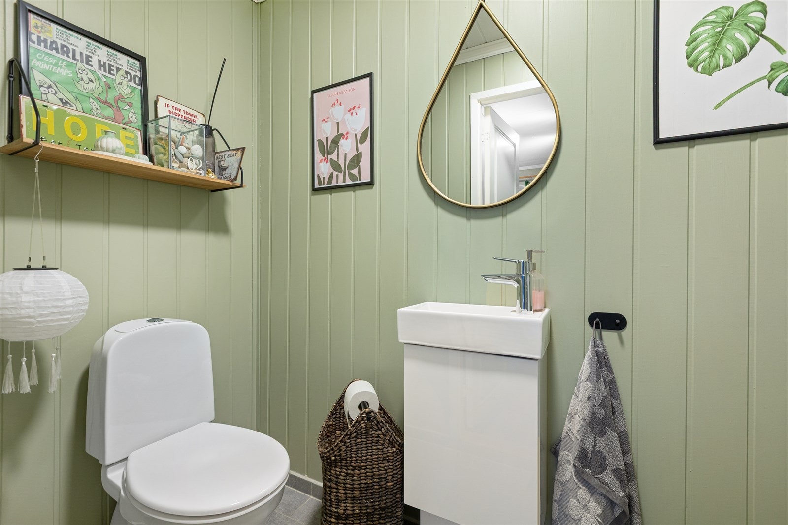 Separat toalettrom med flislagt gulv og panelte overflater. Innredet med toalett og servant. Galleribilde