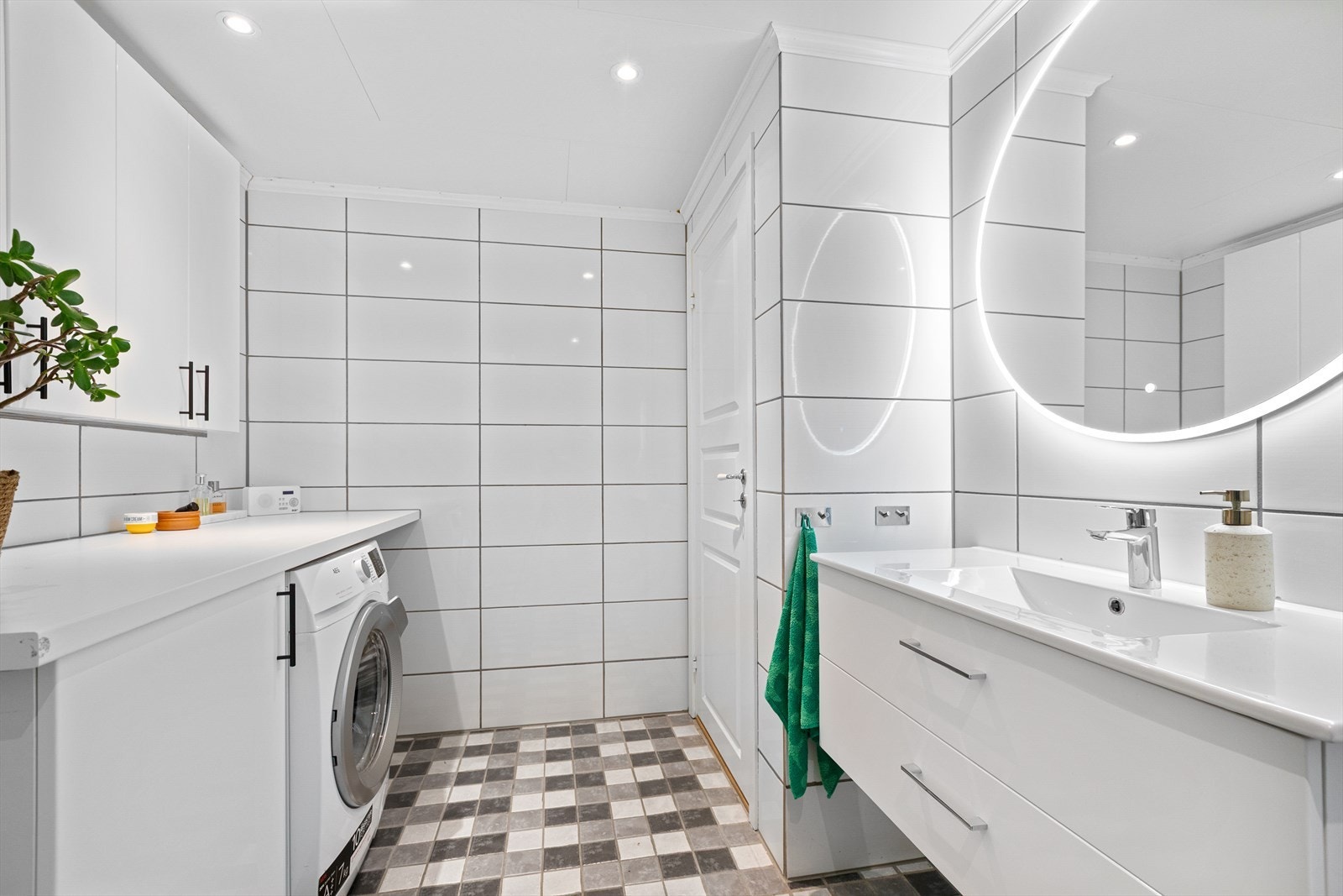 Badet er utstyrt med toalett, servant med skuffer og dusjkabinett. Galleribilde