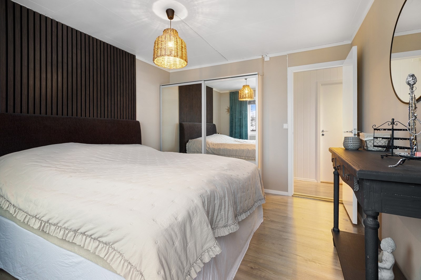 Hovedsoverommet har stilige spiledetaljer og utgang til terrasse. Galleribilde